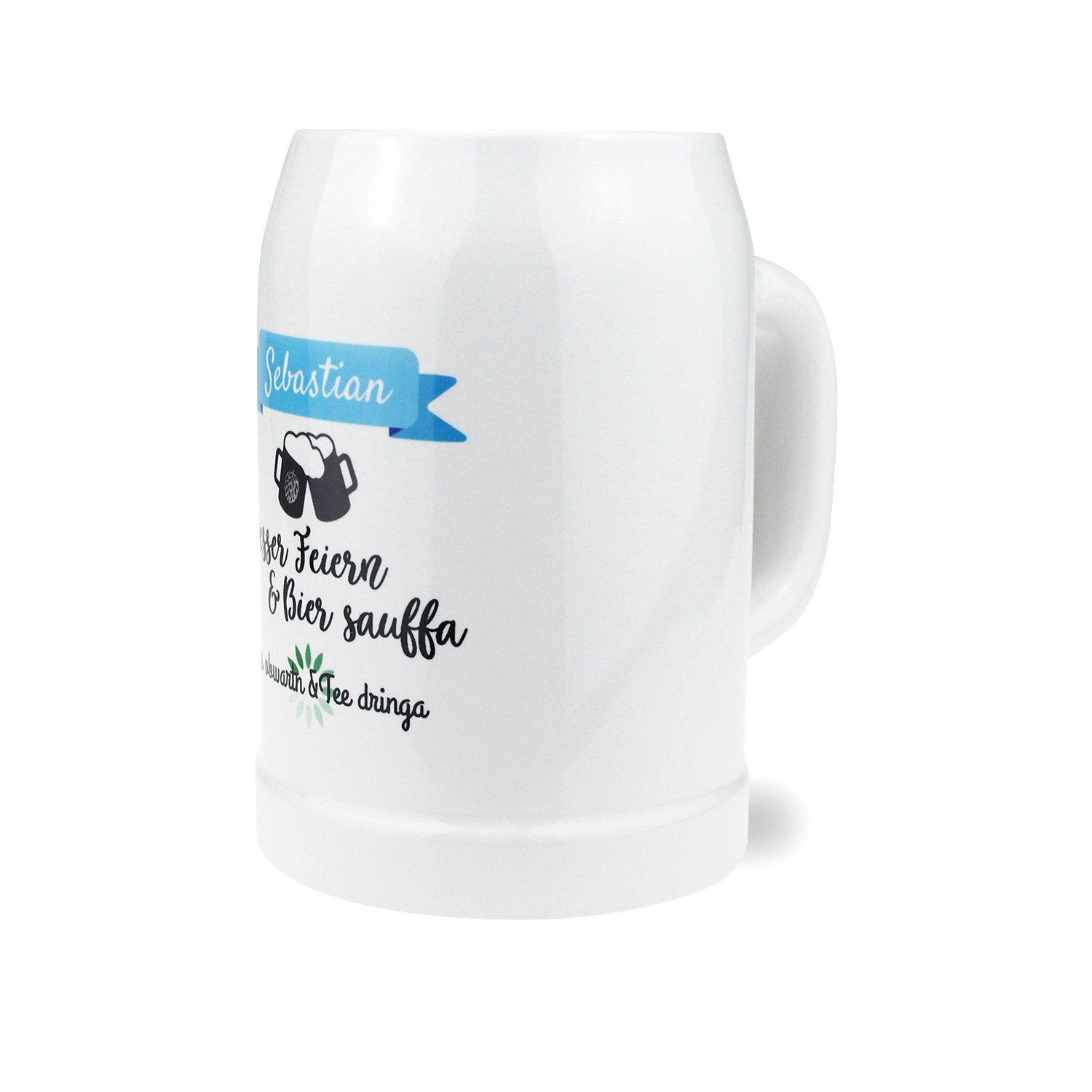 Weißer Bierkrug Feiern mit personalisiertem Wunschnamen Sebastian und bayerischem Spruch, ideal für Geschenke.