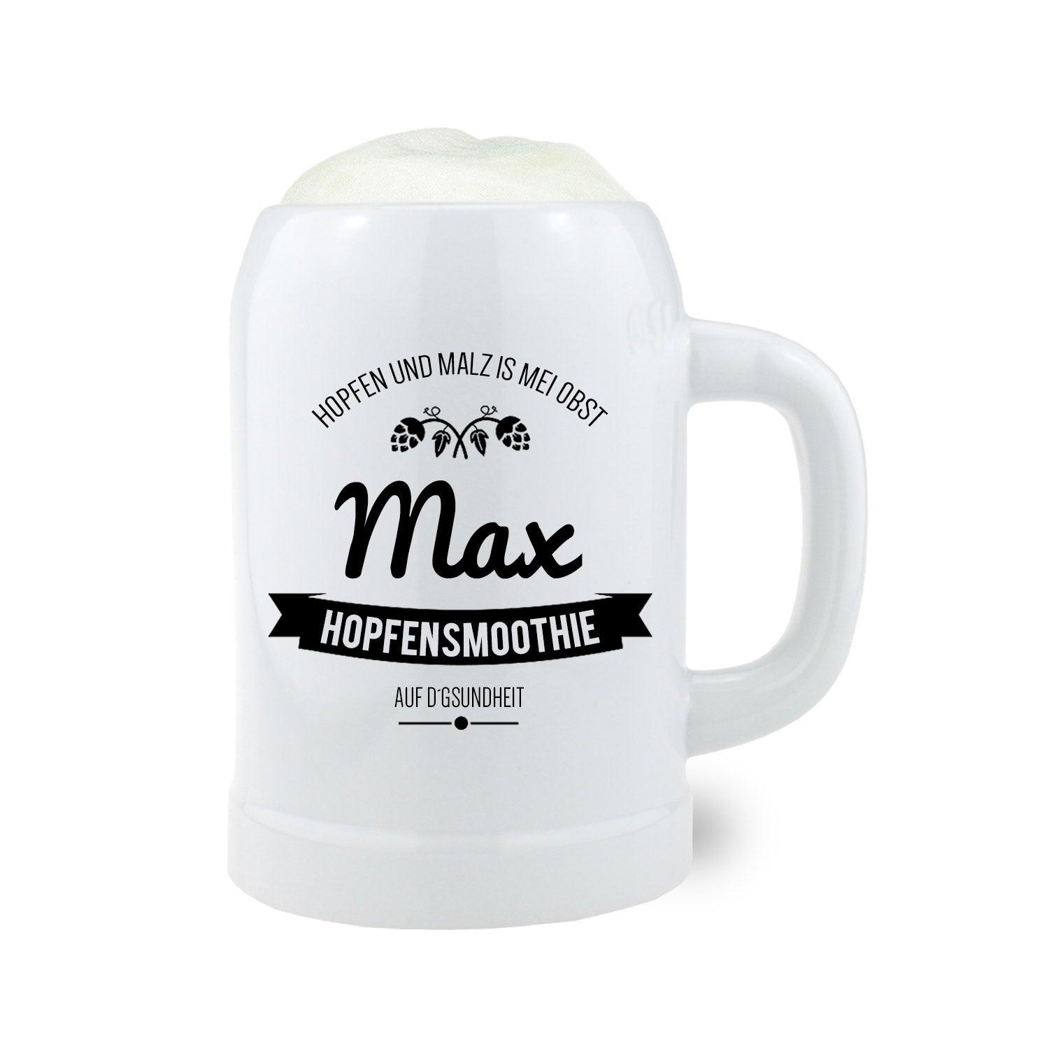 Weißer Bierseidel mit personalisiertem Text "Max Hopfensmoothie" und Schaumkrone, originelles Geschenk für Biertrinker.