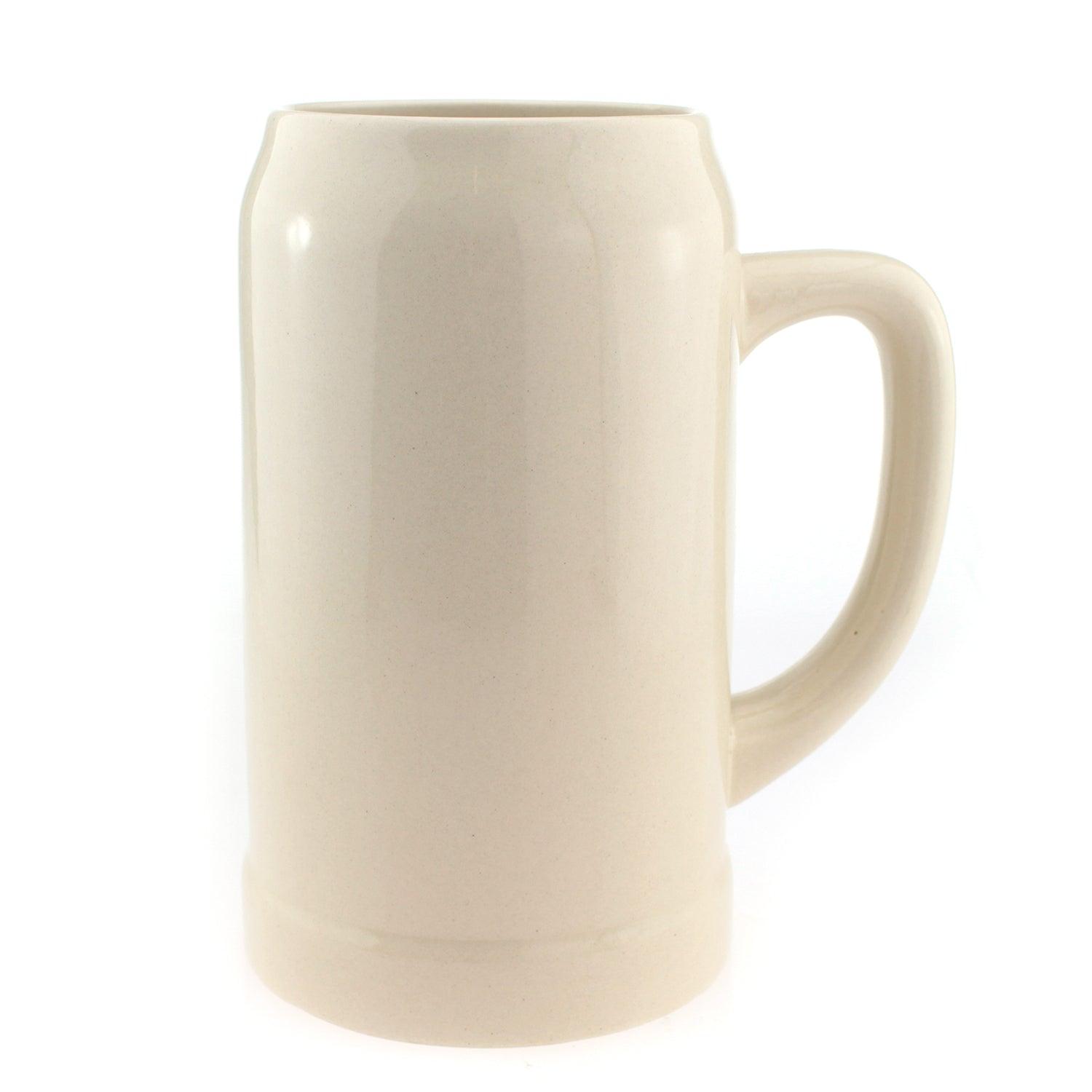 Cremefarbener, unglasierter Steinzeug-Bierkrug mit Henkel, schlichtem Design und rauer Textur.