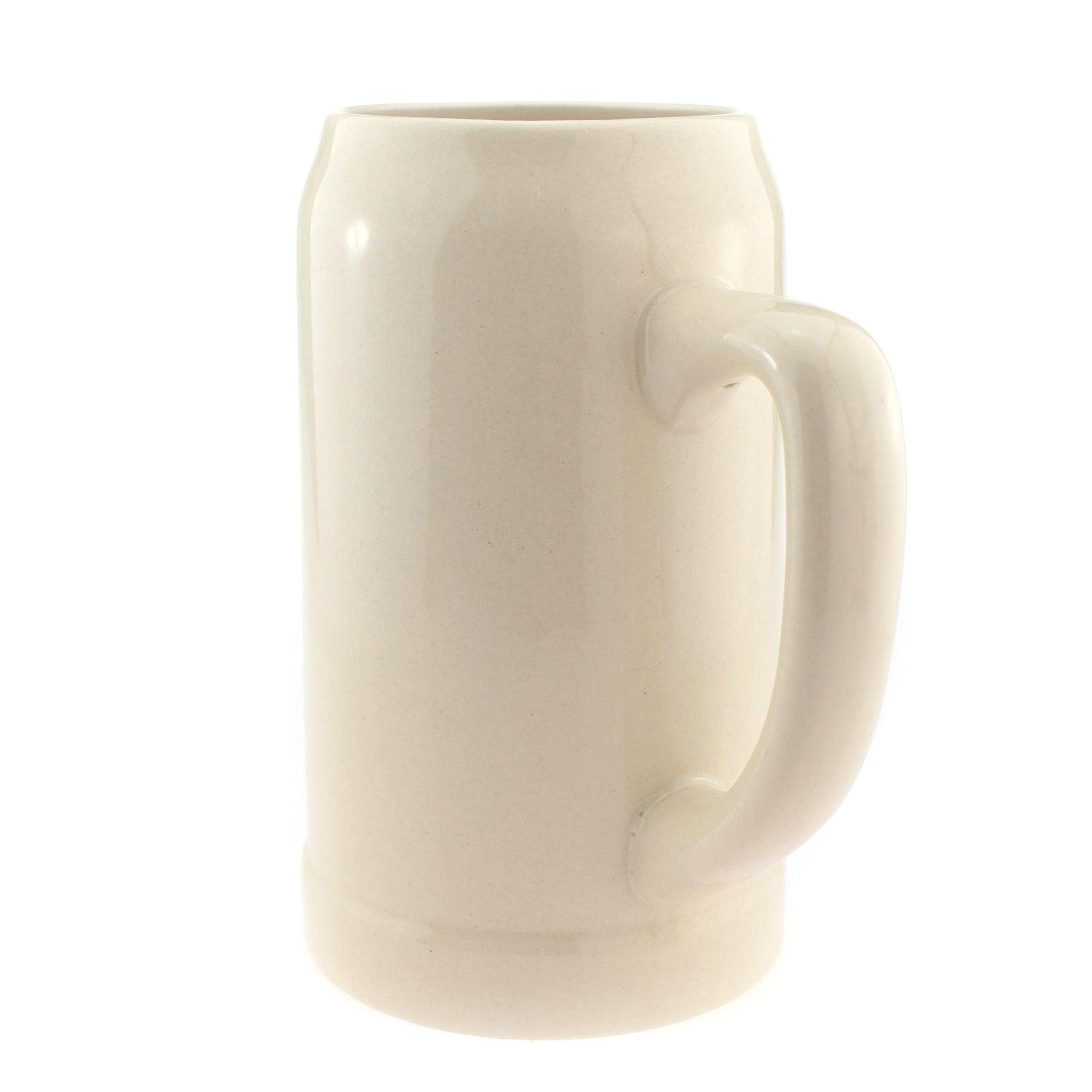 Klassischer heller Keramik-Bierkrug mit glattem Henkel und robuster Form, ideal für Biergenuss.