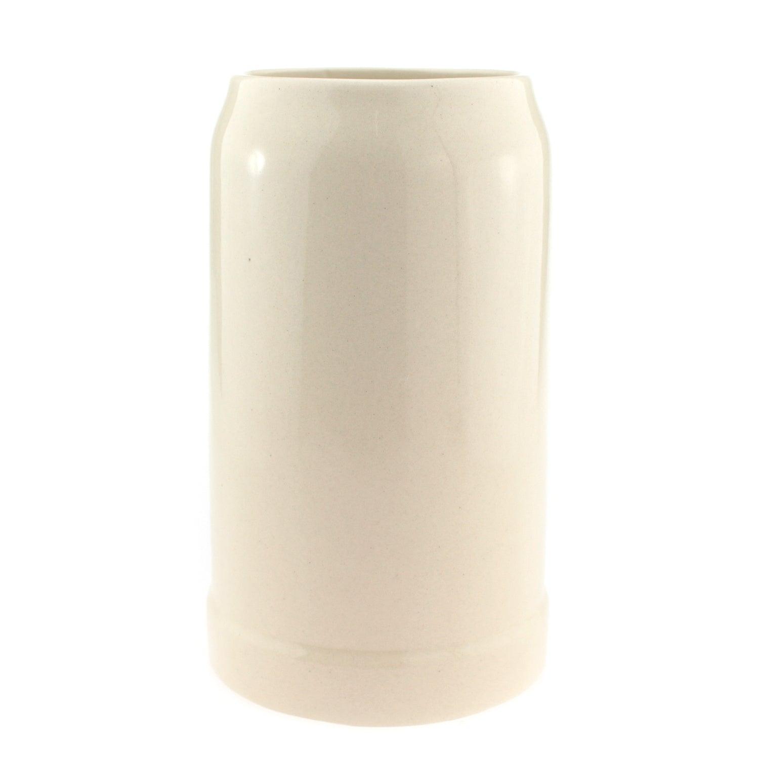 Klassischer, leerer Steinkrug in heller Keramikoptik, ideal für Bier oder andere Getränke, auf weißem Hintergrund.