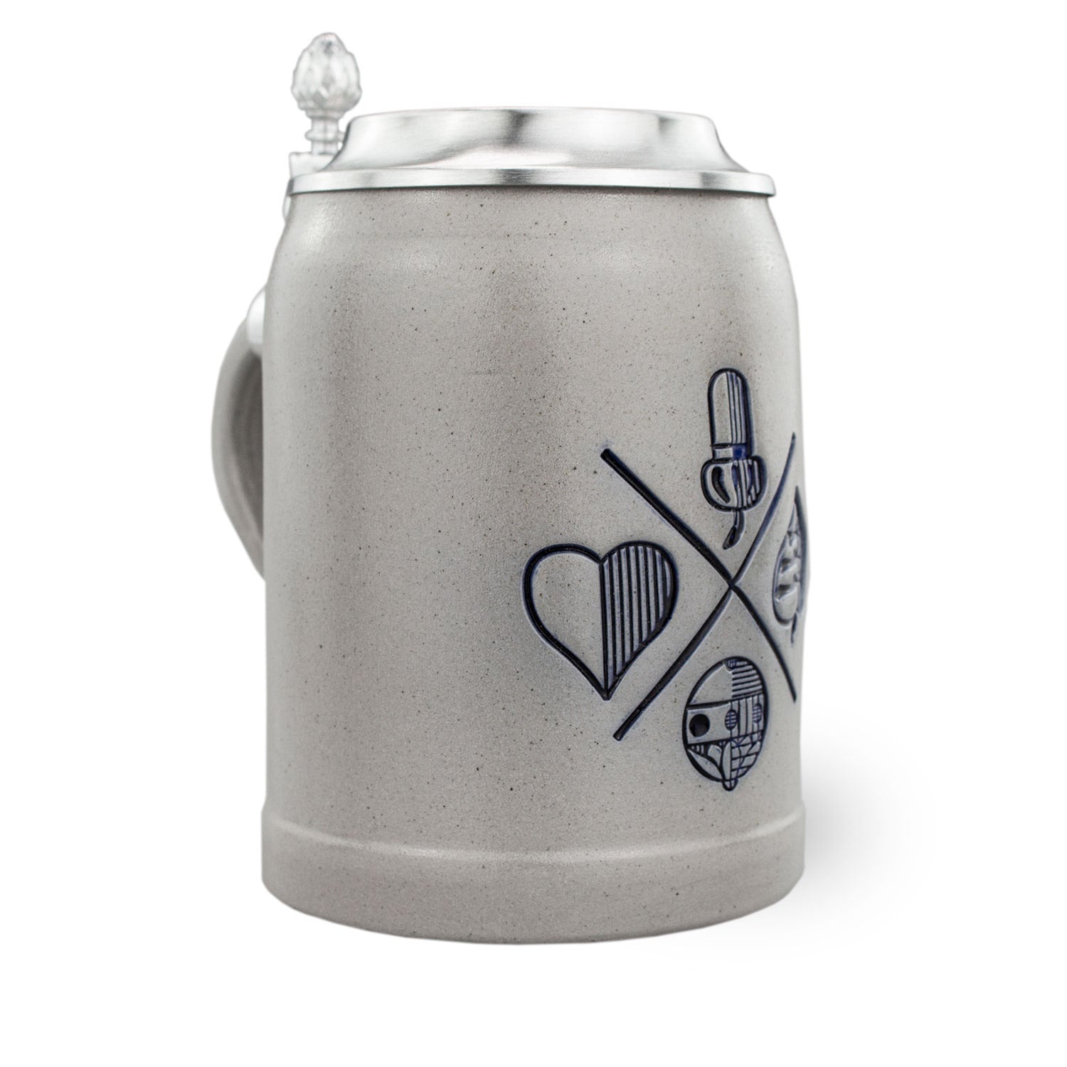 PREMIUM Bierkrug Schafkopfen aus Keramik mit Zinndeckel und eingeprägtem Karten-Motiv auf weißem Hintergrund.
