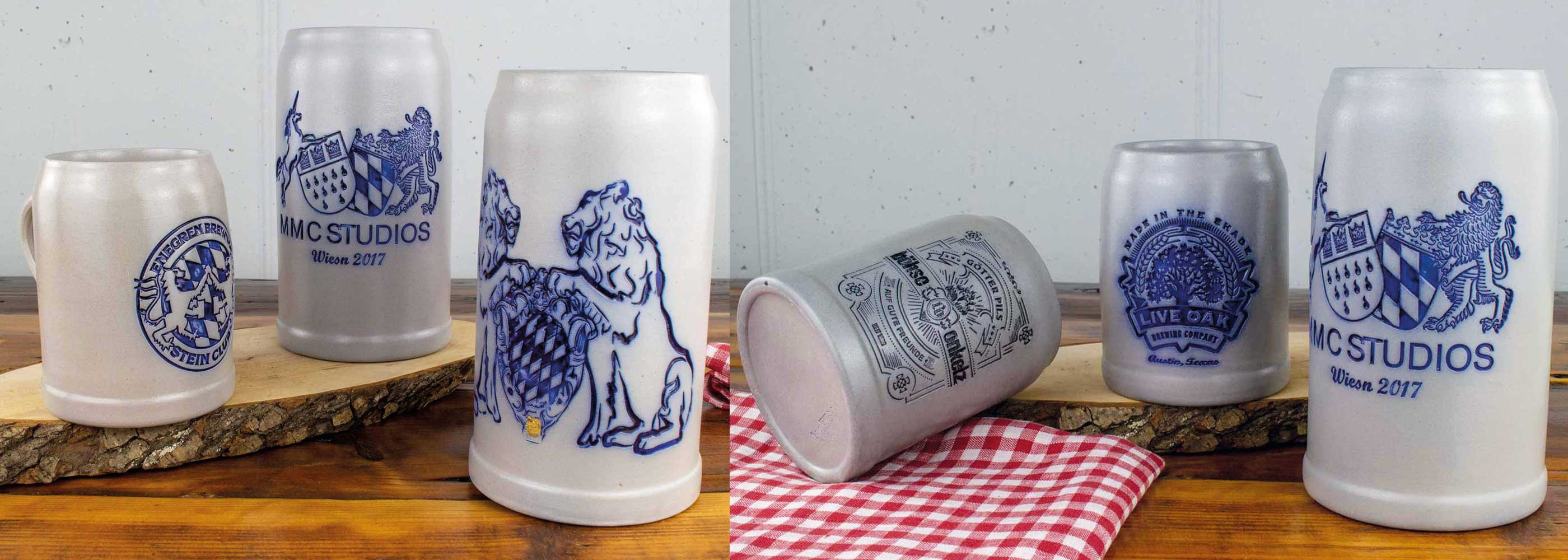 Verschiedene graue Bierkrüge mit individuellen blauen Relief-Motiven und Logos auf Holz und kariertem Tuch.