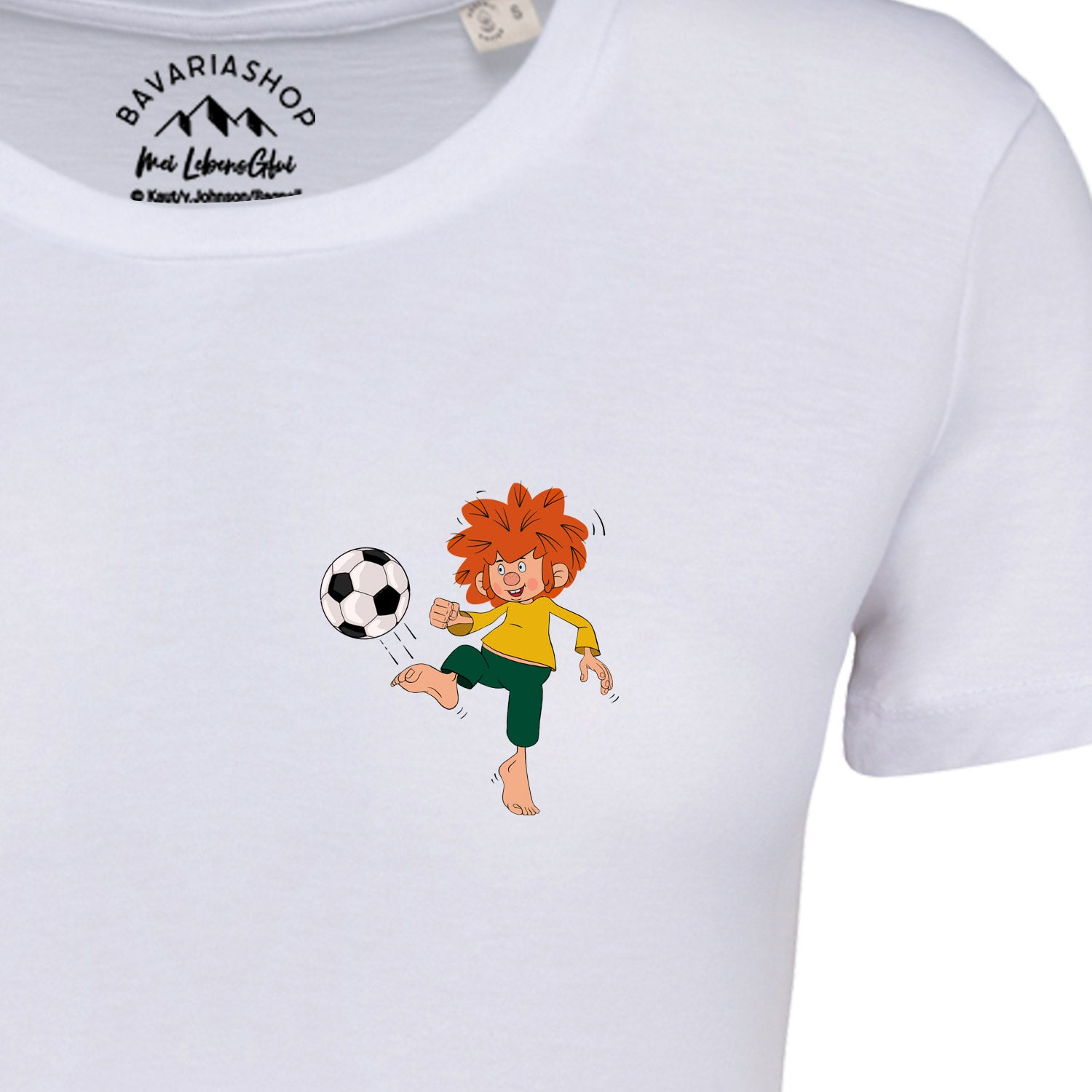 Weißes Pumuckl Damen T-Shirt "Fußball Kobold" mit farbigem Print vom barfüßigen Pumuckl beim Fußballspielen.