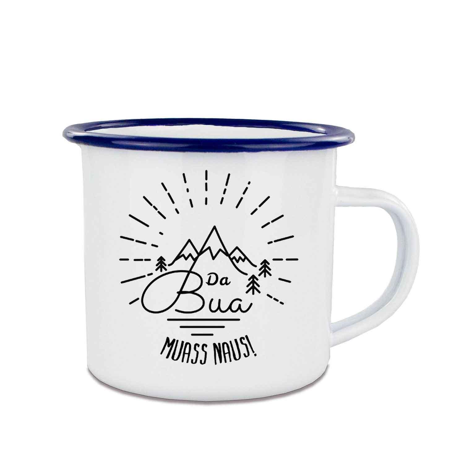 Emaille-Tasse "Da Bua muass naus" weiß mit blauem Rand und Berglandschaft-Motiv, Schriftzug schwarz.