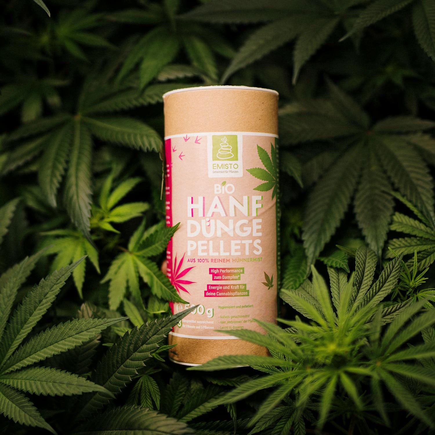 EMISTO BIO Hanf Dünger Pellets aus Hühnermist für Cannabispflanzen im Hanffeld.
