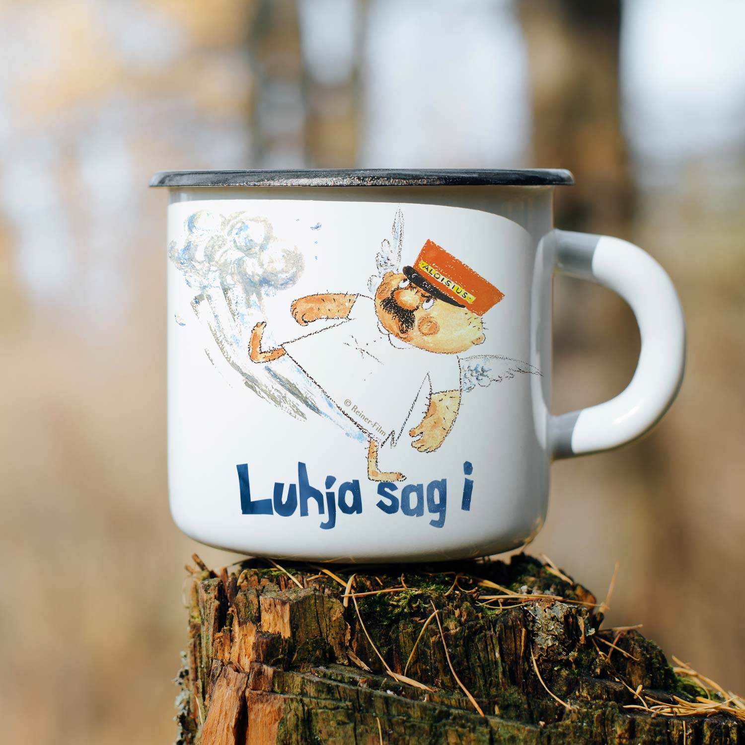Weiße Engel Aloisius Emaille-Tasse mit buntem Motiv und blauem "Luhja sag i" Schriftzug auf Holzstumpf.