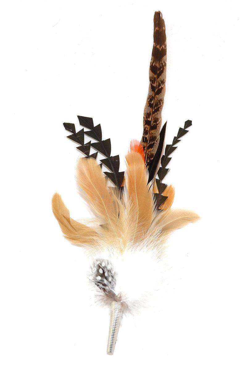 Farbenfrohe Federbrosche oder Hutschmuck mit braun gemusterten, beigen und schwarzen Federn auf Anstecknadel.