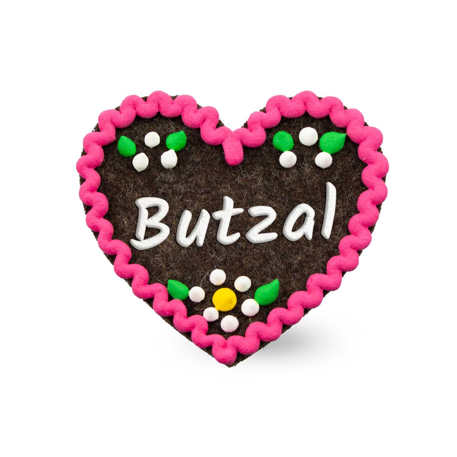 Brauner Filzherz-Anstecker "Butzal" mit rosa Zierrand und bunten Filzblüten, traditionelles Design.