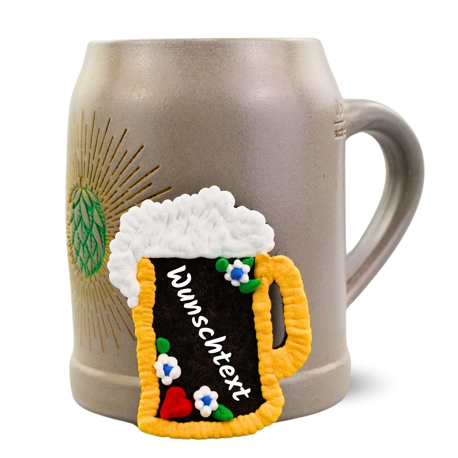 Filzherz-Maßkrug-Anstecker in Bierkrugform mit Wunschtext, weißen Blumen, rotem Herz, auf grauem Maßkrug.