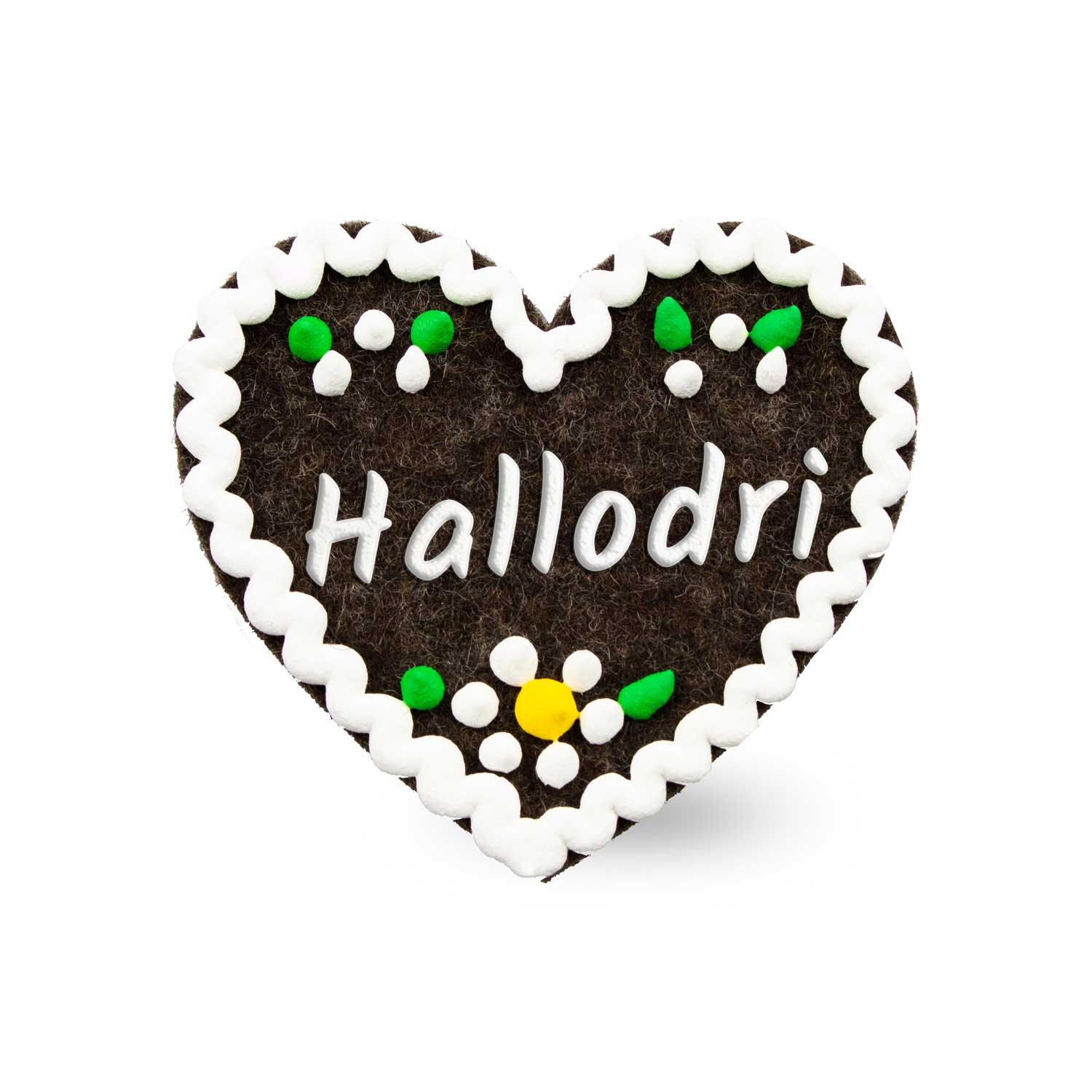 Brauner Filzherz-Anstecker Hallodri mit weißer Zuckerguss-Optik, grünen und gelben Verzierungen.