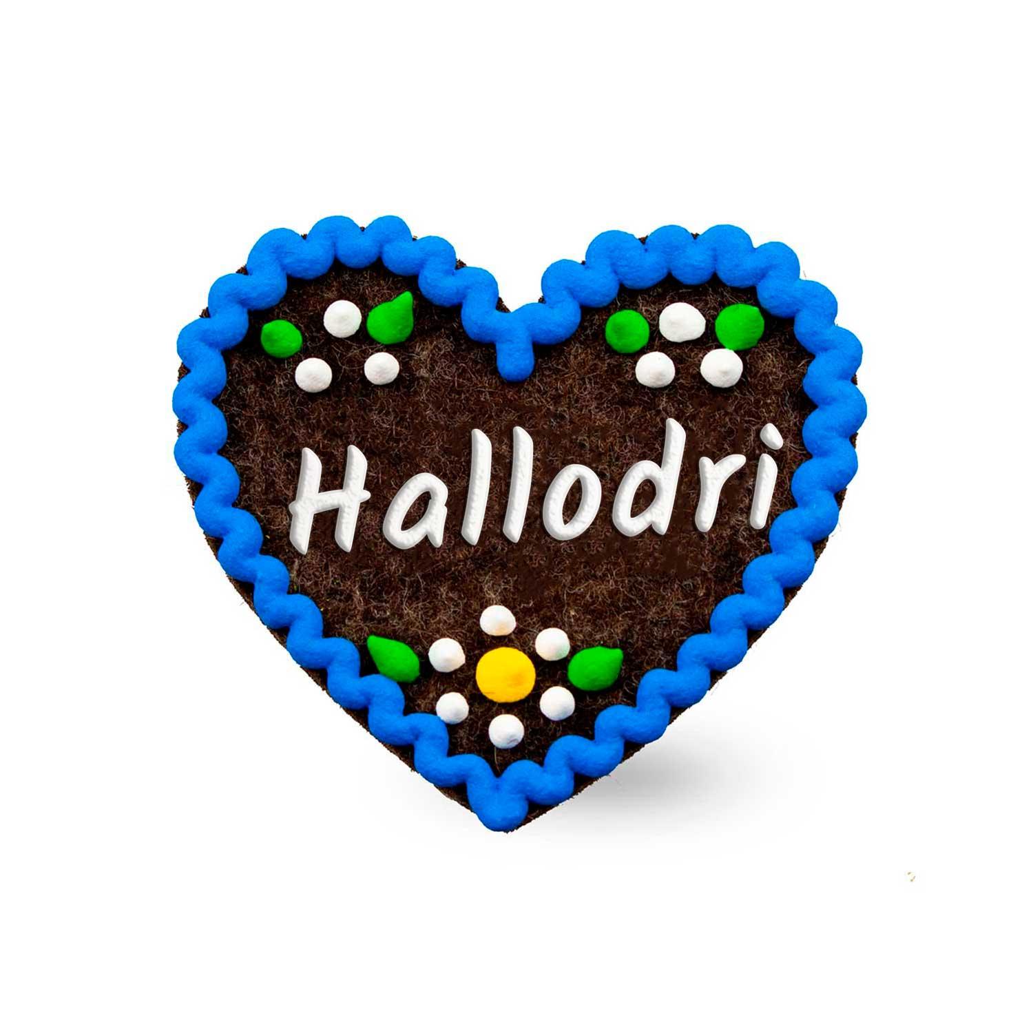 Brauner Filzherz-Anstecker "Hallodri" mit blauer Zierborte und farbigen Punkten verziert.