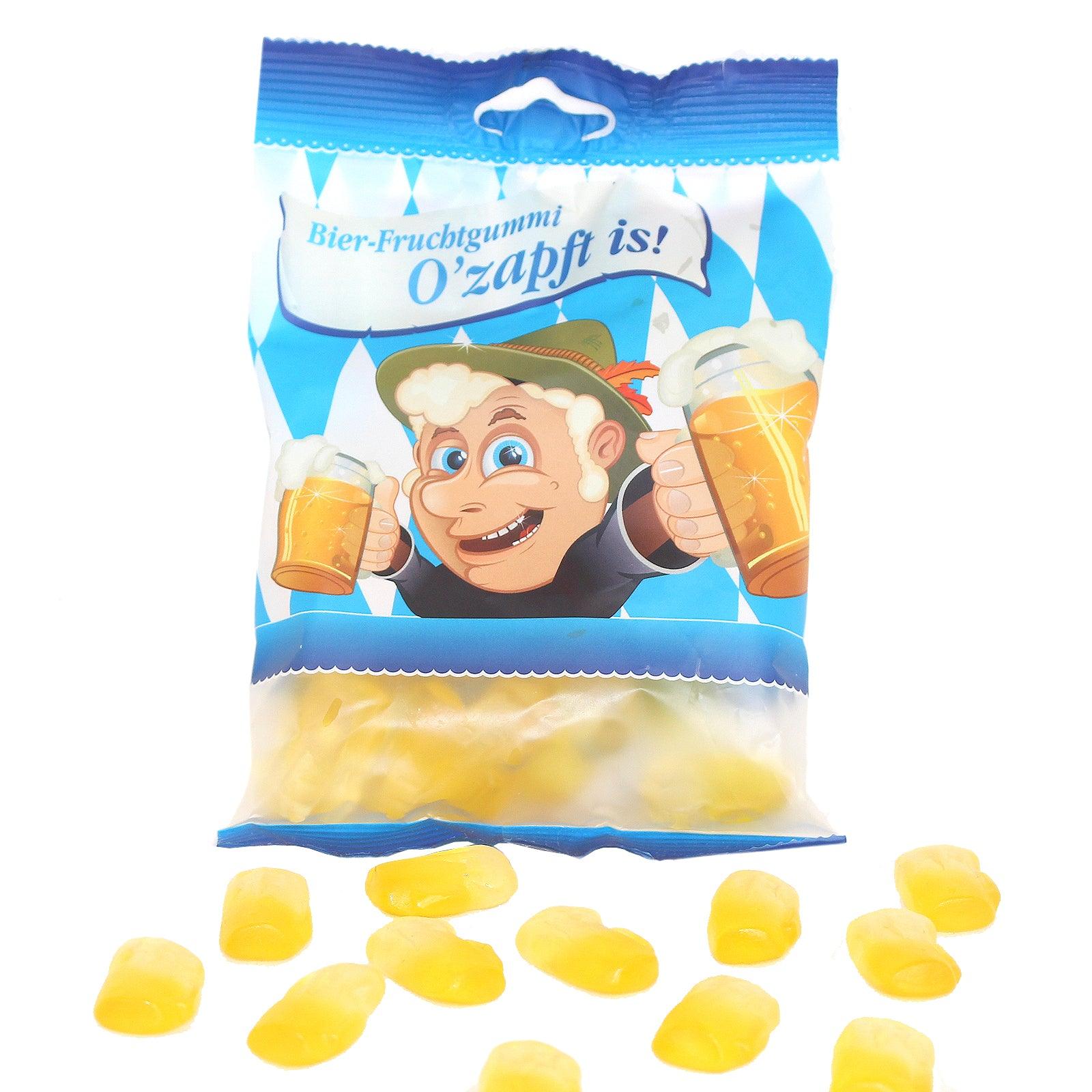 Geschenkbox Bierdimpfe: Tüte Bier-Fruchtgummi und verstreute Bierkrug-Gummitierchen auf weißem Grund