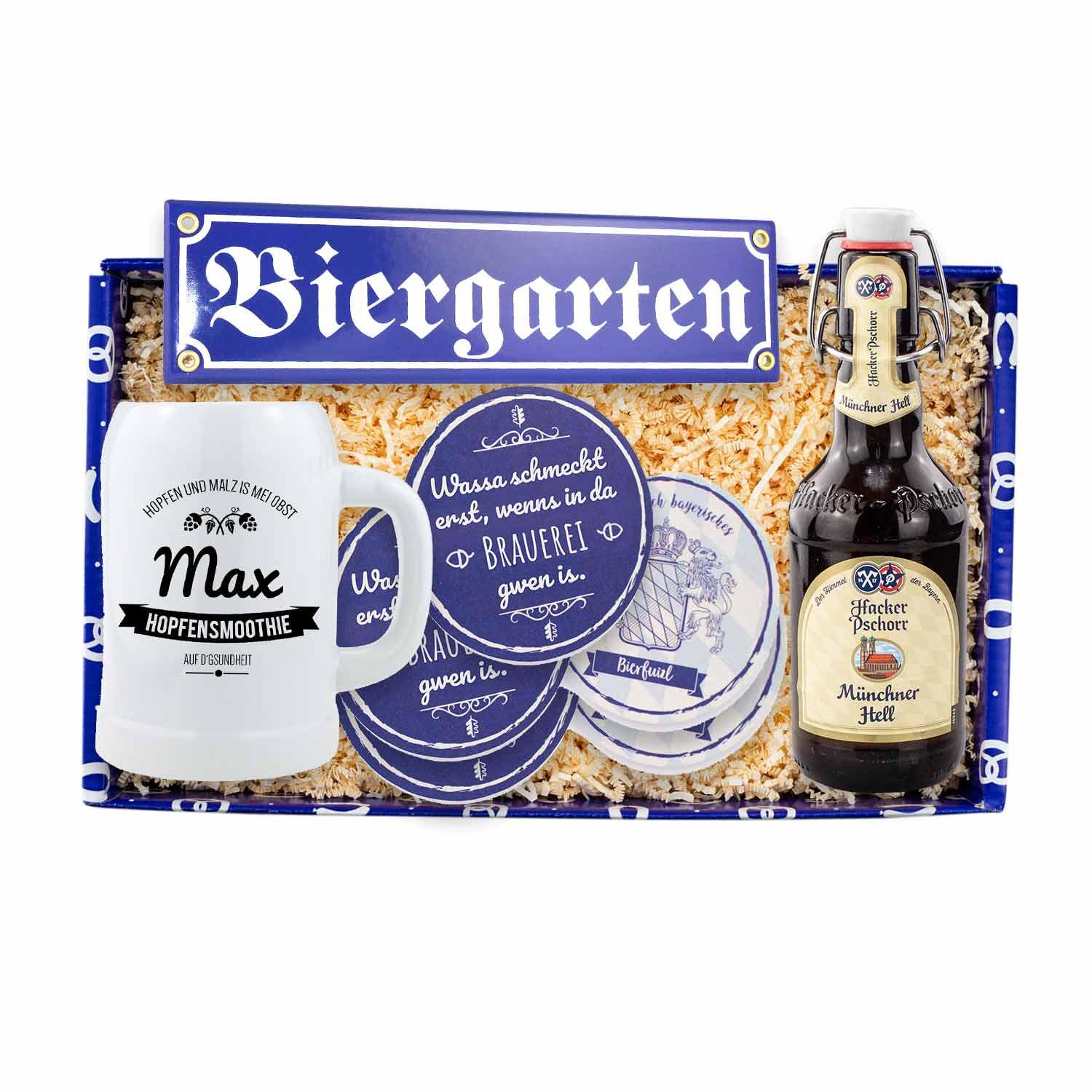 Geschenkbox Bier is guad mit Biergarten Schild, Münchener Hell Bier, Krug und bayerischen Untersetzern.