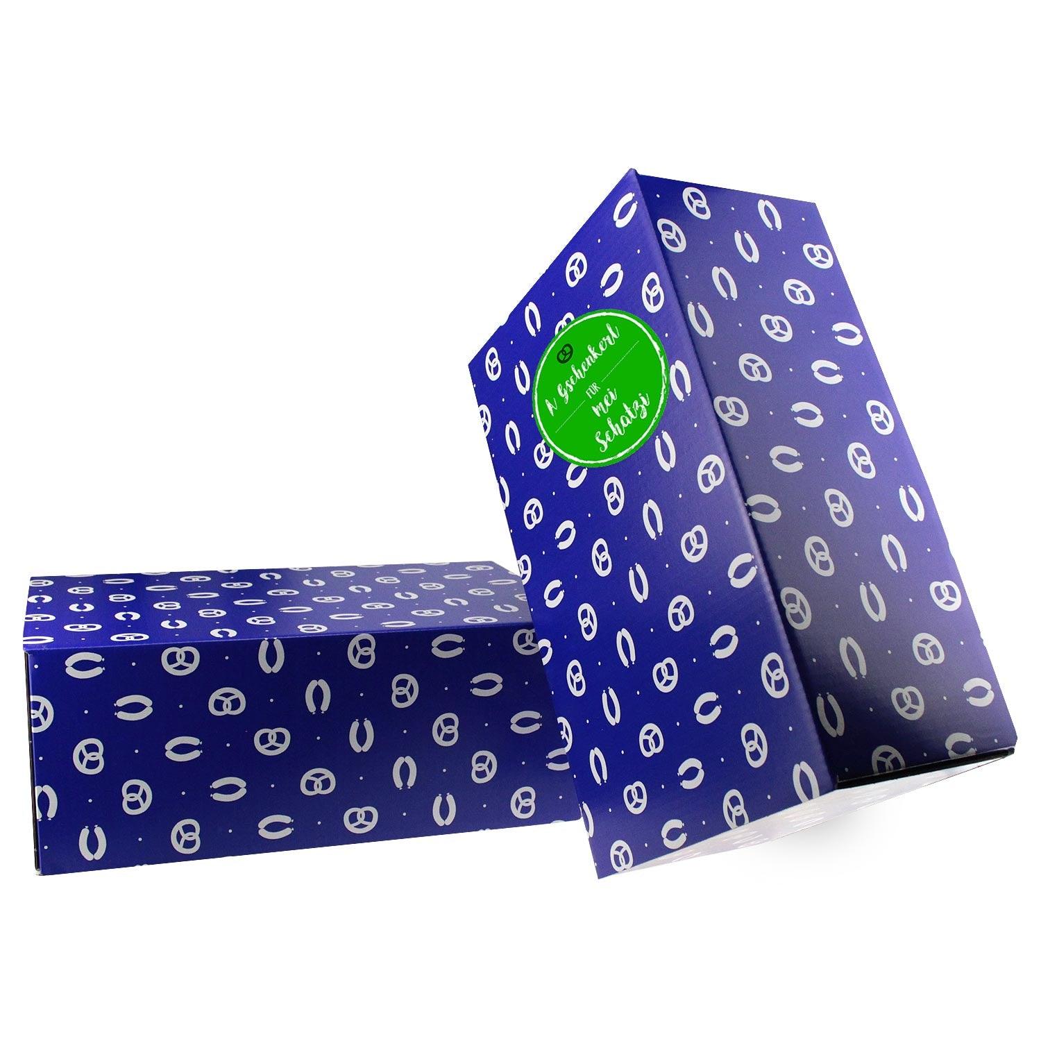 Geschenkbox Für Zuagroaste, dunkelblau mit Brezelmuster und grünem Etikett Gschenkerl für mei Schatzi.