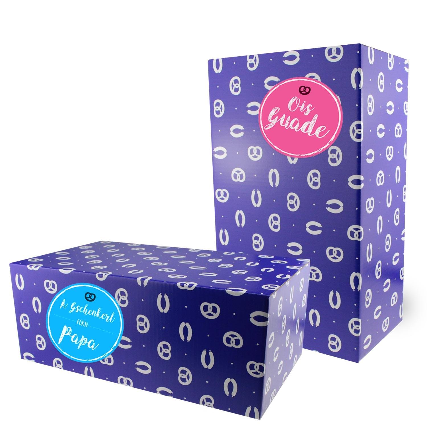 Geschenkbox "Grillmoasta" Set: Eine stehende und eine liegende Geschenkschachtel mit Brezelmuster, Aufschrift "A Gschenkerl fia Papa" und "Ois Guade", ideal für Grillfans.