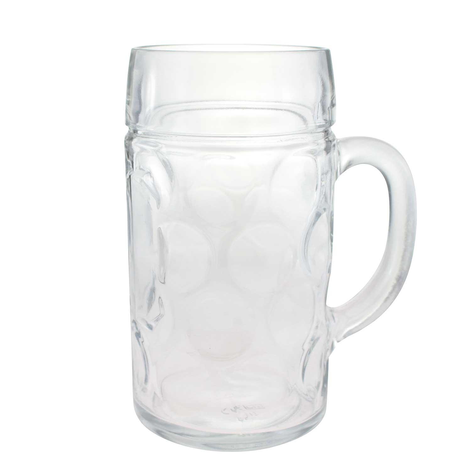 Transparenter gläserner Bierkrug mit traditionellen Dellen und stabilem Henkel auf weißem Hintergrund.