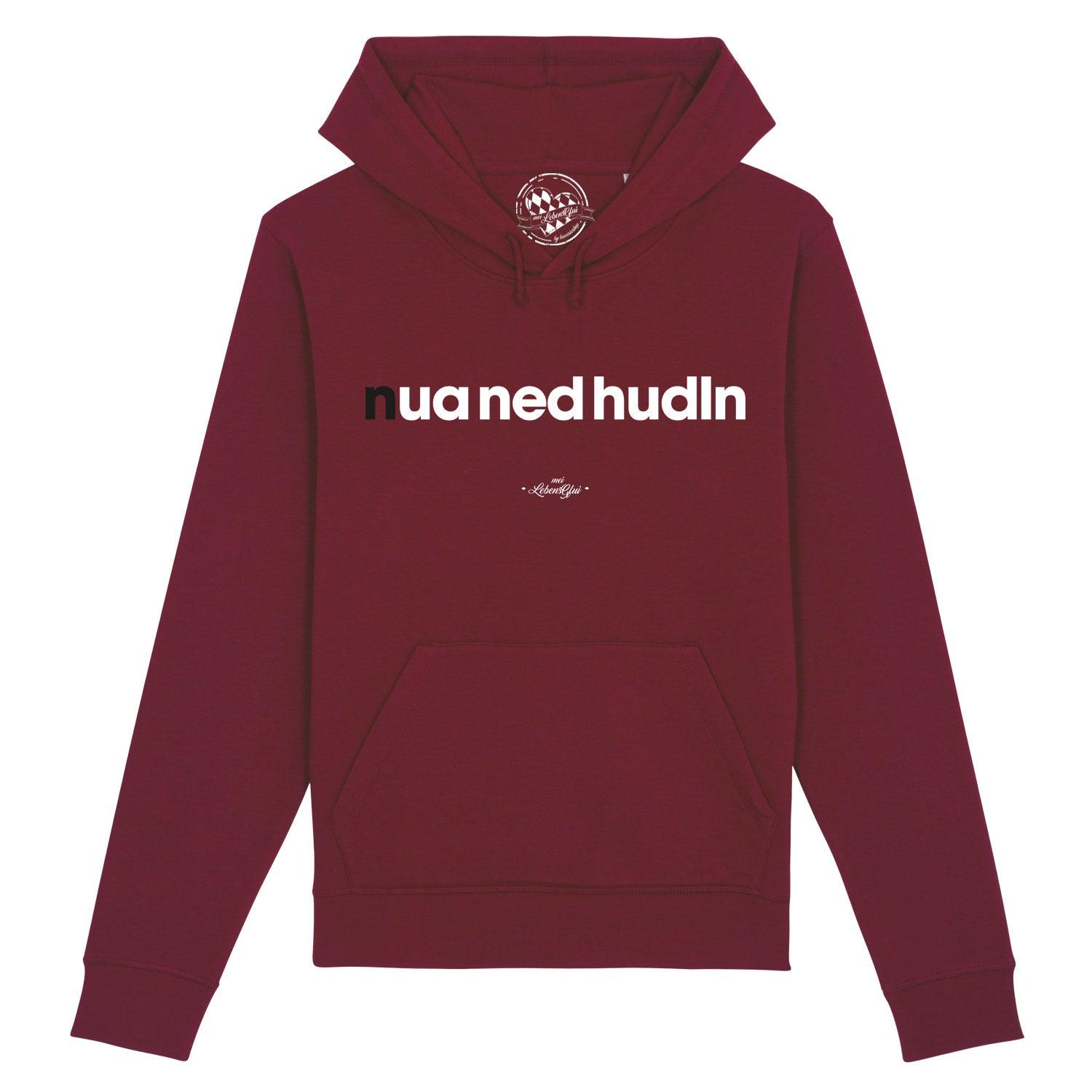 Herren Hoodie "Nua ned hudln" in Burgunderrot mit weißem Schriftzug und Kängurutasche.