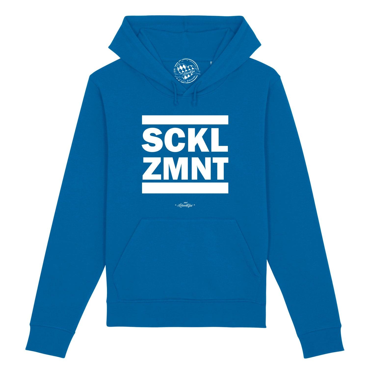 Blauer Hoodie Sacklzement mit weißem Schriftzug "SCKL ZMNT" auf der Brust, sportlicher Kapuzenpullover