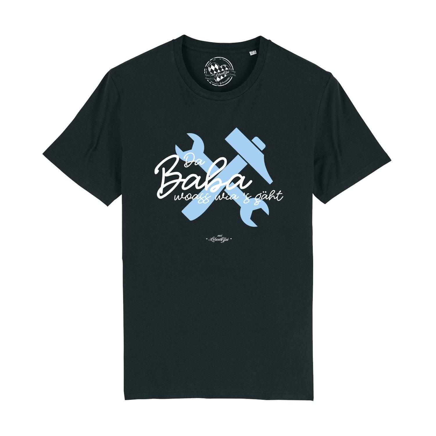 Schwarzes Herren T-Shirt "Da Baba woass wia's gäht" mit blauem Werkzeugmotiv und weißem Spruch.