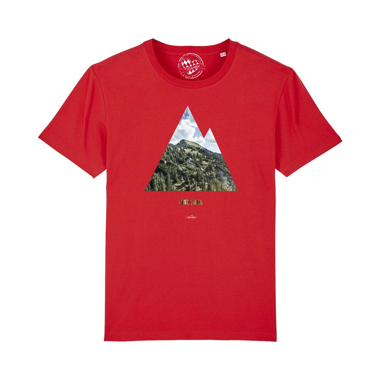 Herren T-Shirt dahoam, rot mit Bergmotiv, grünen Bäumen und blauem Himmel, lässiger Schnitt.