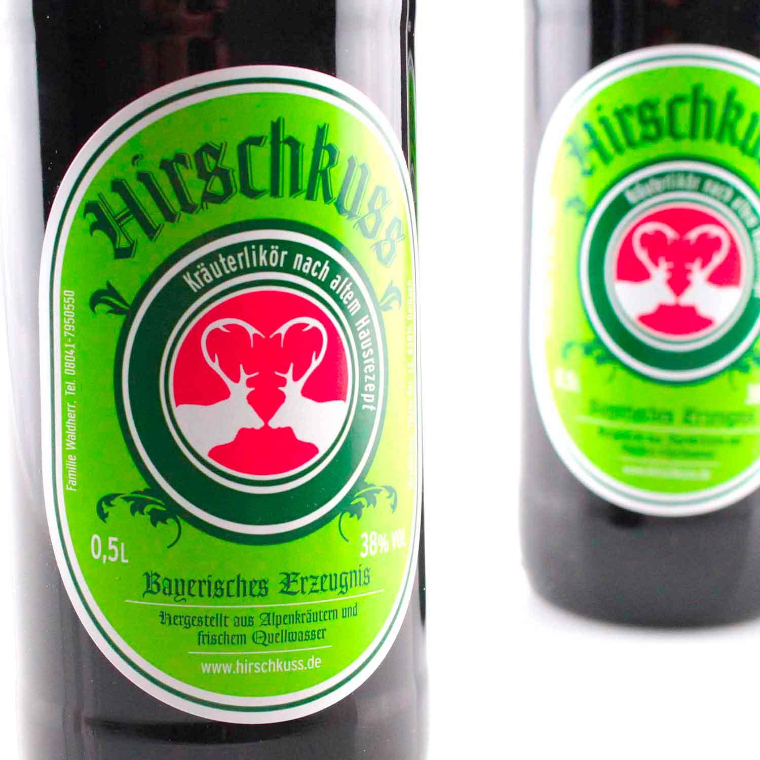 Grünes Etikett einer Kräuterlikörflasche mit Hirschkuss-Logo, "Bayerisches Erzeugnis", 0,5L und 38% Vol.