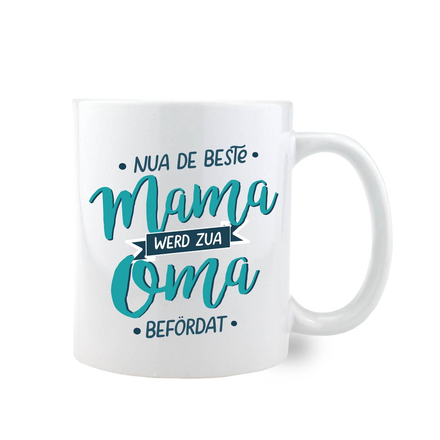 Weißes Kaffee-Haferl "Beste Mama werd Oma" mit blauer Schrift, ideal als Geschenk für werdende Großmütter.