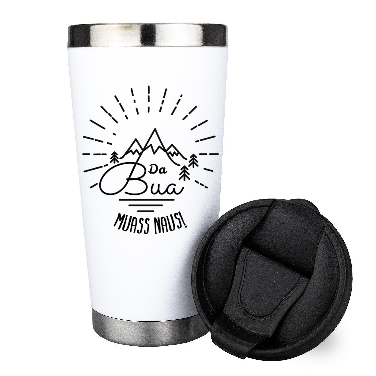 Weißer Thermo-Becher Da Bua muass naus mit schwarzem Berg-Motiv, Schriftzug und isolierendem Deckel