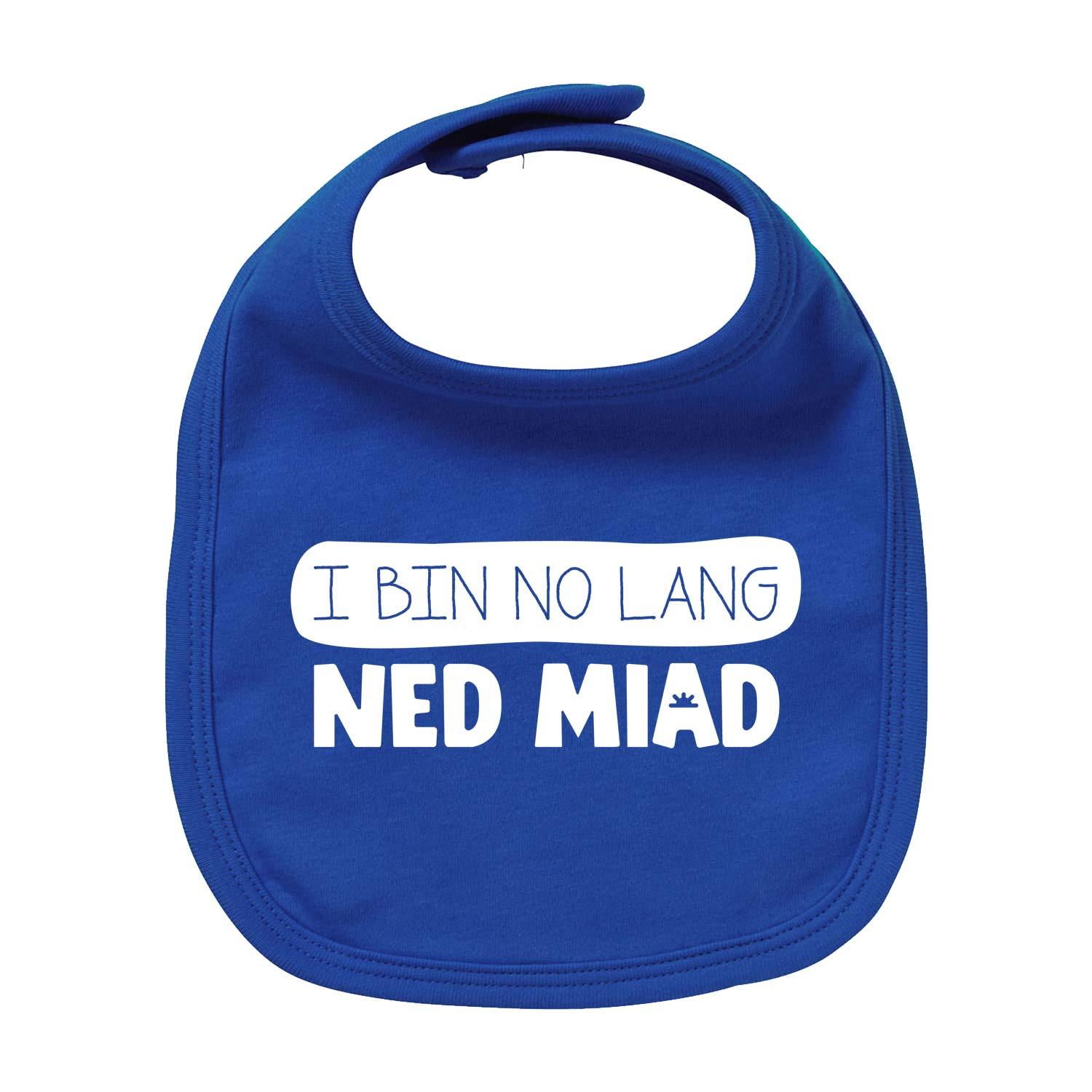 Blaues Baby Lätzchen "...no lang ned miad!" mit weißem Schriftzug und Klettverschluss.