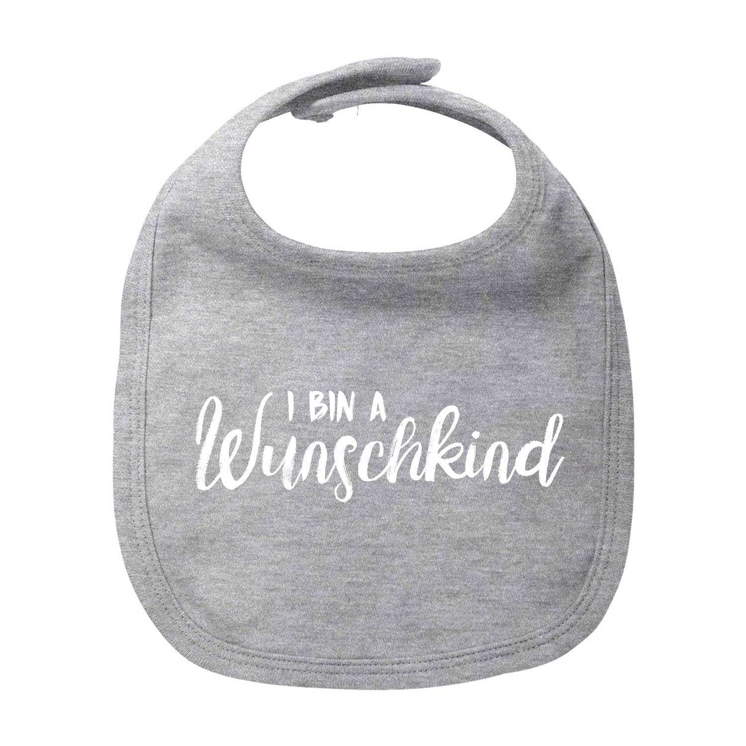 Graues Lätzchen Wunschkind aus Baumwolle mit weißem Schriftzug und Klettverschluss für Babys.