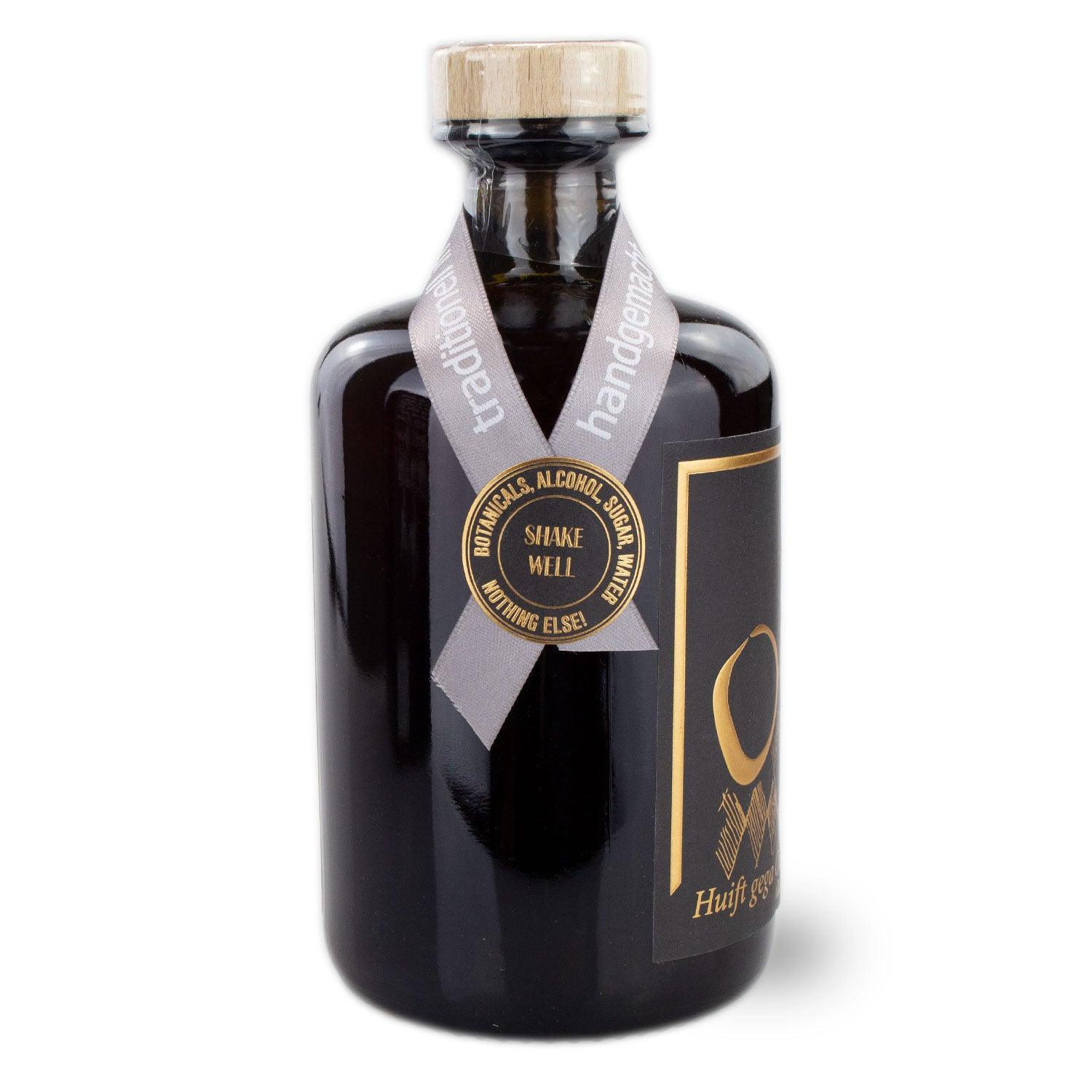 Dunkle Flasche mit Holzverschluss und Bändern, die Aufschrift "traditionell handgemacht" und Zutaten zeigen.