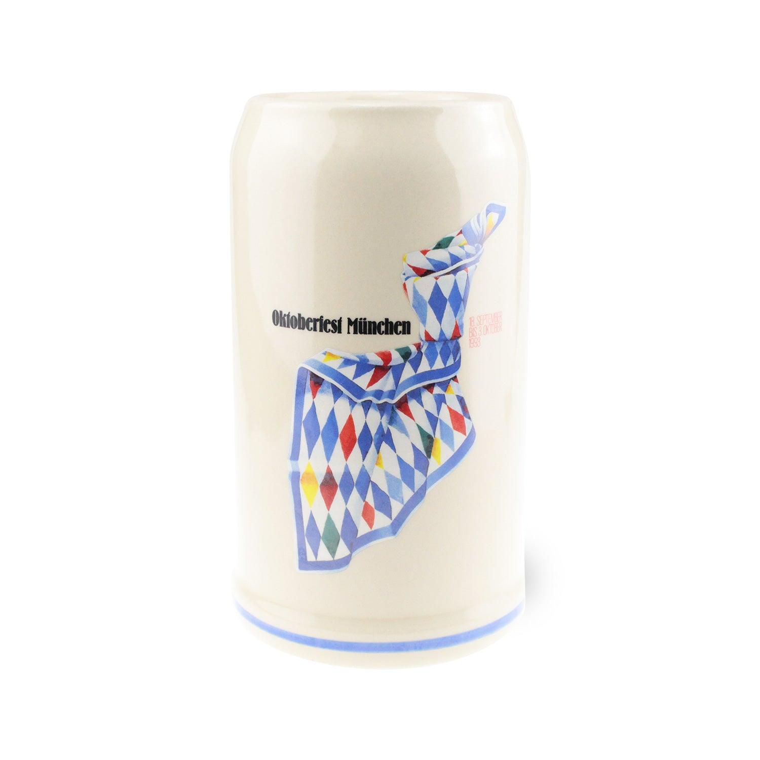 Beiger offizieller Oktoberfestkrug 1993 mit blau-weißem Rautenmuster und Oktoberfest München Schriftzug.