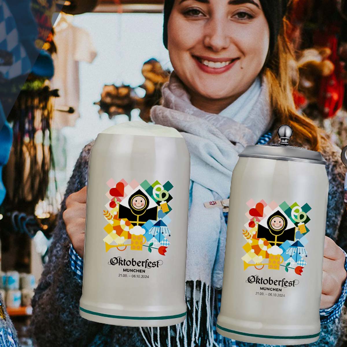 Offizieller Oktoberfestkrug 2024 mit buntem Motiv und Münchner Kindl, einer mit Schaum, einer mit Zinndeckel.
