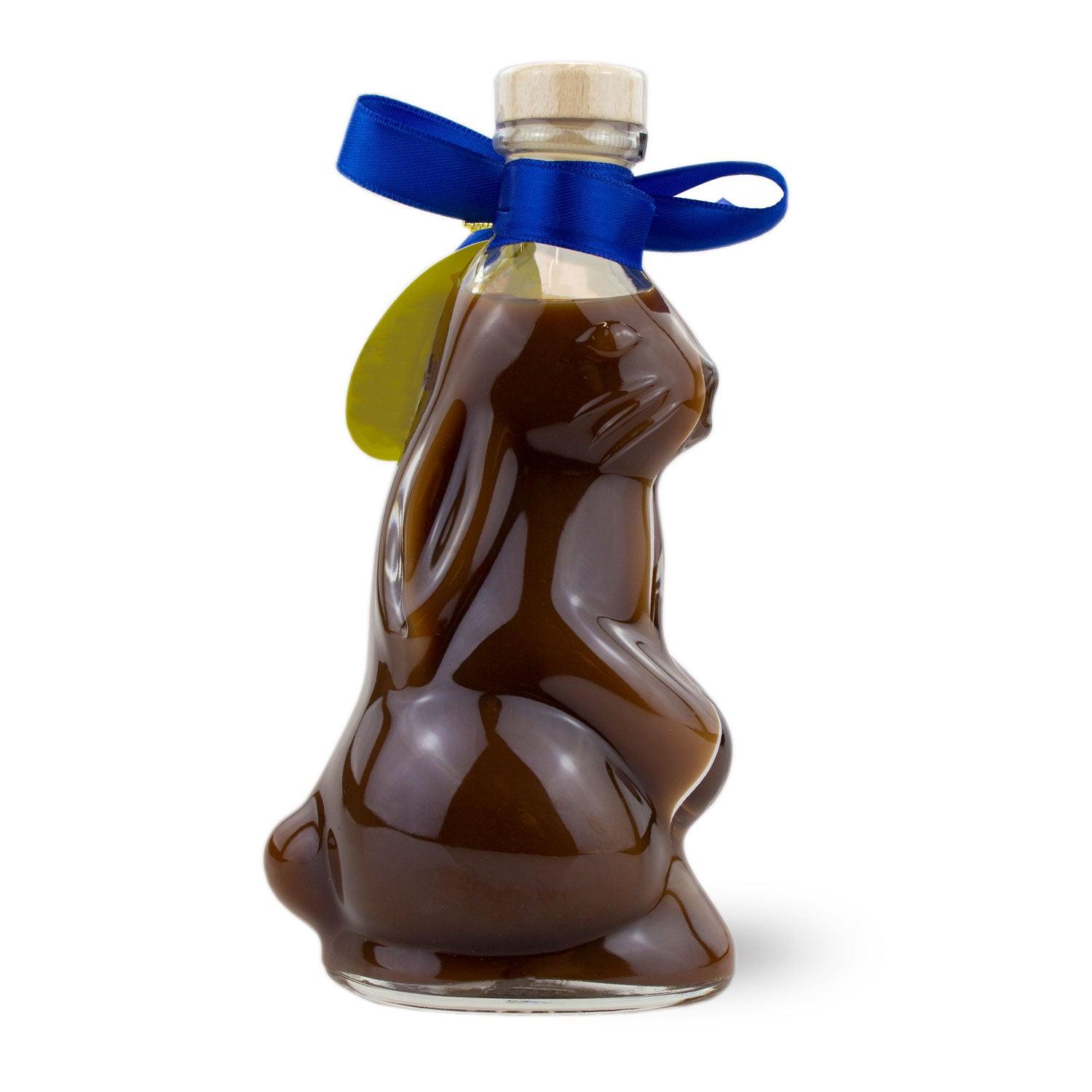 Osterhasen Schoko-Sahne-Likör in Hasenform Flasche mit blauem Band und Holzverschluss, festlicher Schokoladenlikör.