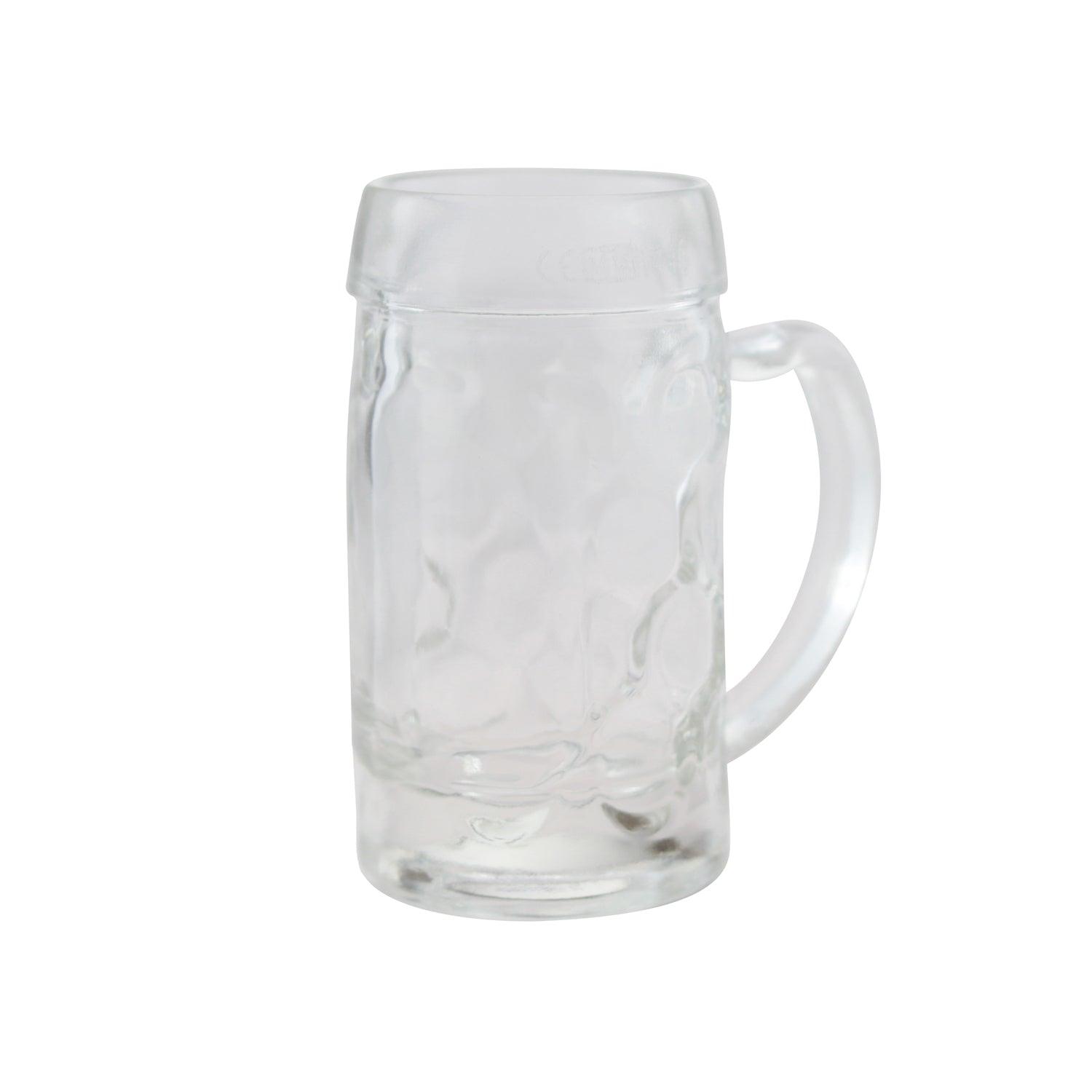 Leerer klassischer gläserner Bierkrug mit geätztem Design und stabilem Henkel für Getränke.