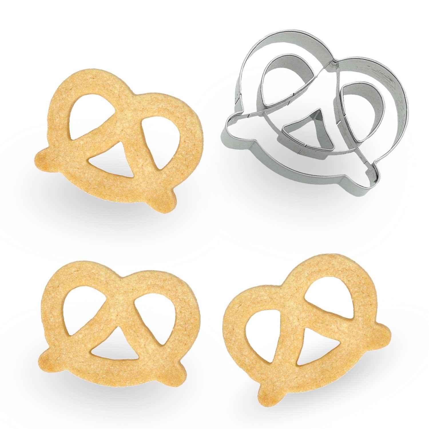 Weihnachtsbox "Vorfreude": Drei braune Plätzchen in Brezelform und ein passender Edelstahl-Ausstecher.
