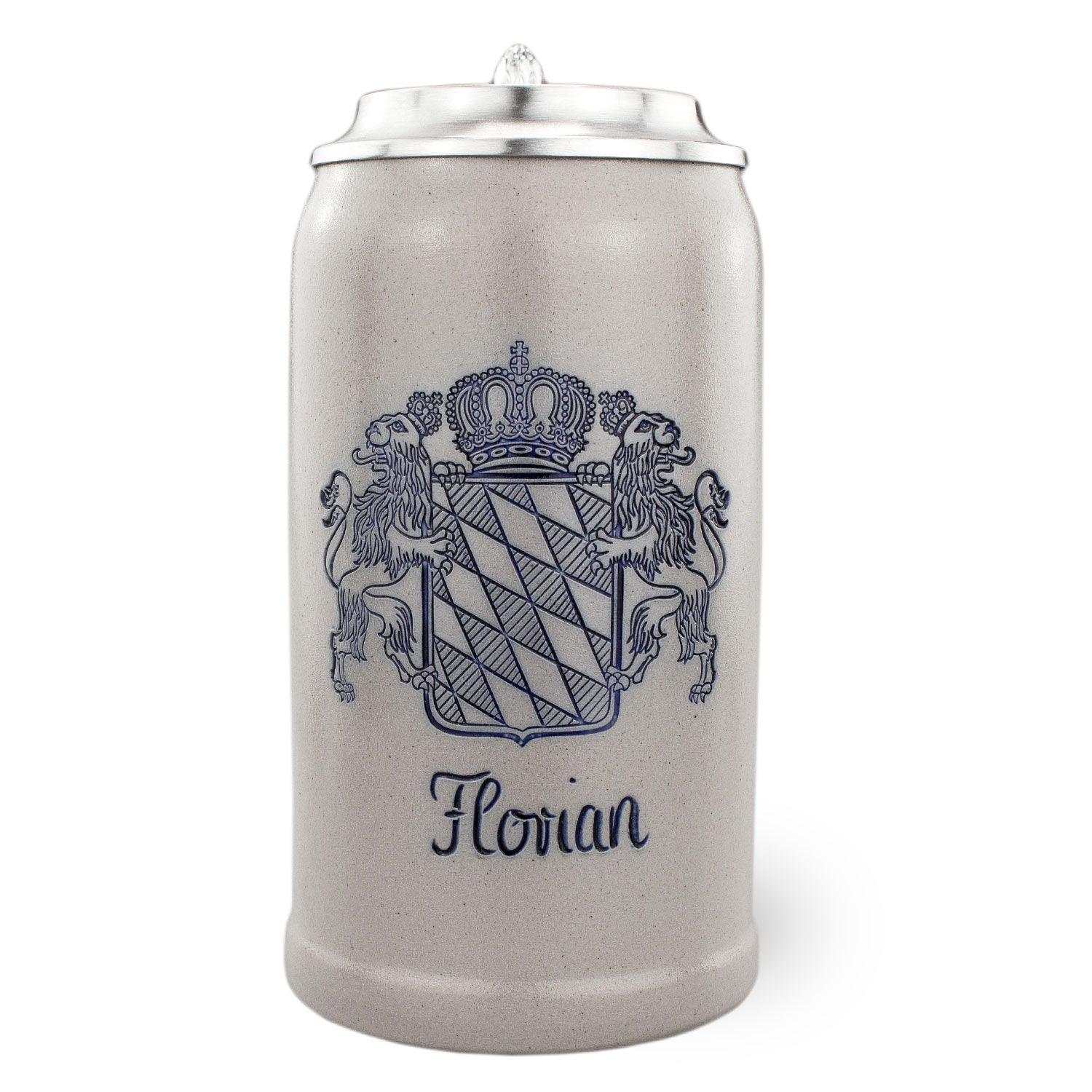 Steingut-Bierkrug mit blauem Wappenmotiv, dem Namen Florian und einem klassischen Zinndeckel.