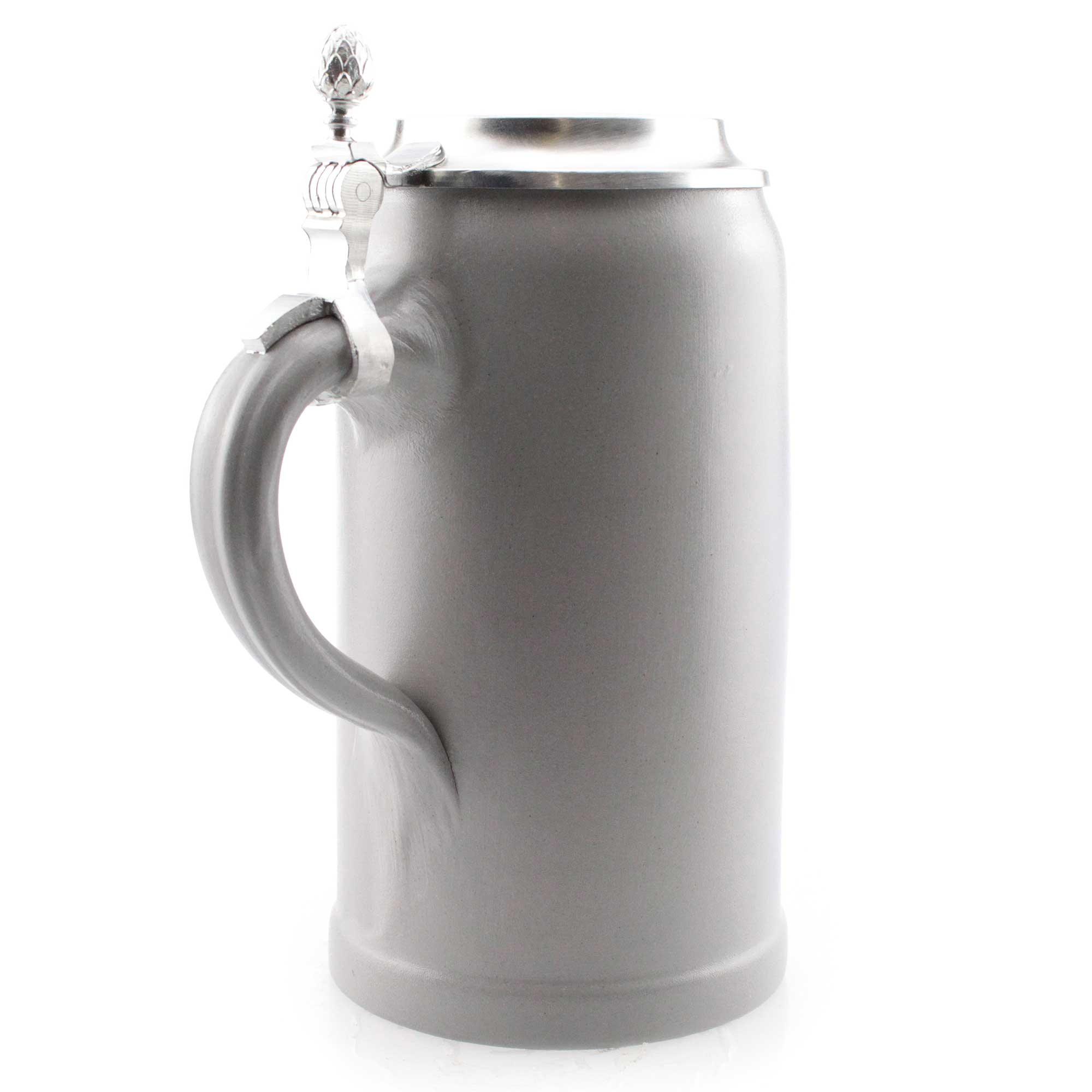 Grauer Steinkrug mit Zinndeckel und Henkel, ideal für Bierliebhaber.