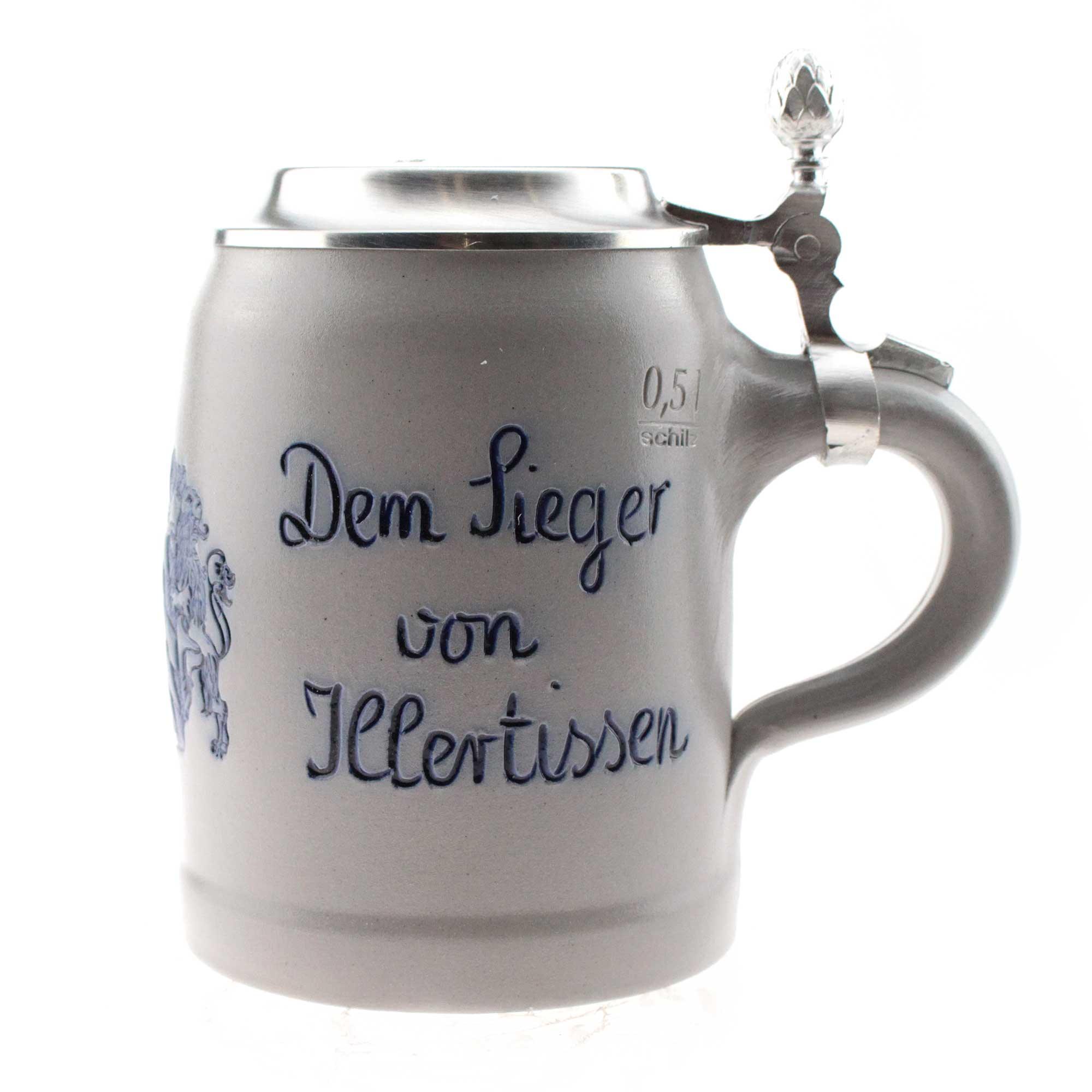 Grauer Keramik Bierkrug 0,5 Liter mit Zinndeckel und Gravur "Dem Sieger von Illertissen", hellgrau