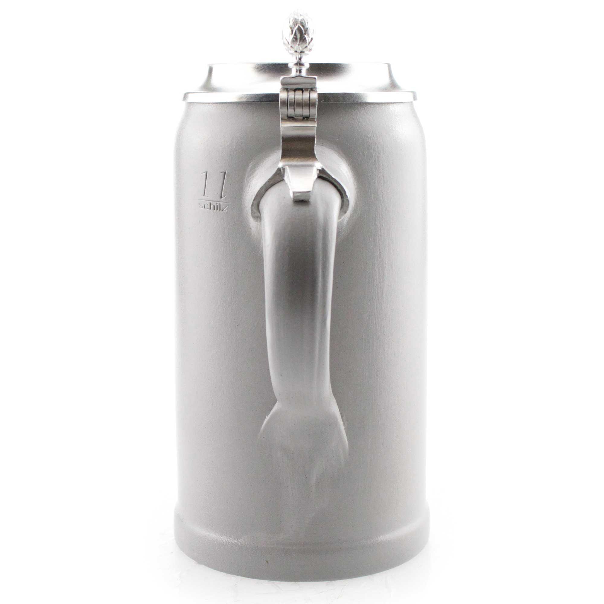 Grauer Keramik-Bierkrug mit poliertem Zinndeckel und Hopfen-Ornament, traditioneller deutscher Stein.