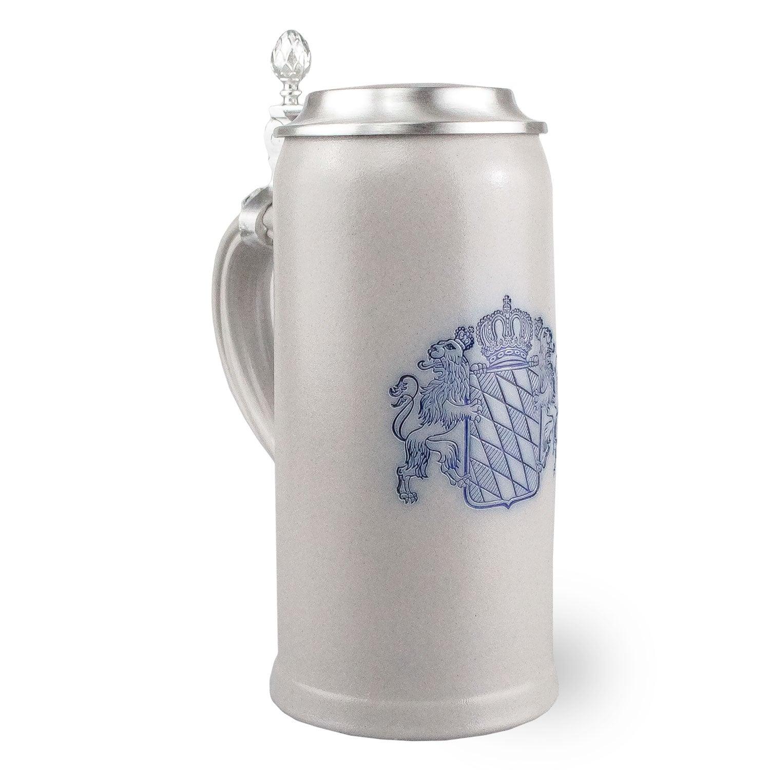 Schlanker Steinkrug mit Zinndeckel, Bayernwappen, Reliefmuster und individueller Gravur, 0,5 l, grau-blau.