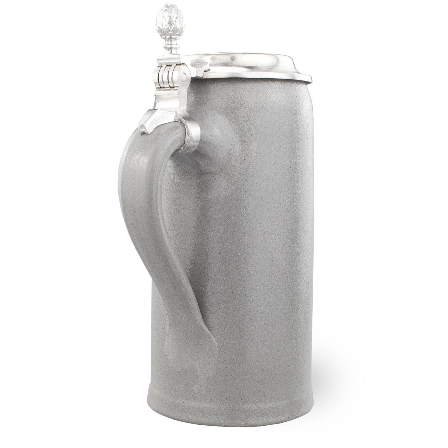 Schlanker Steinkrug mit Bayernwappen, gravierbarem Zinndeckel, Henkel und 0,5-Liter-Füllvolumen, grau-blau.