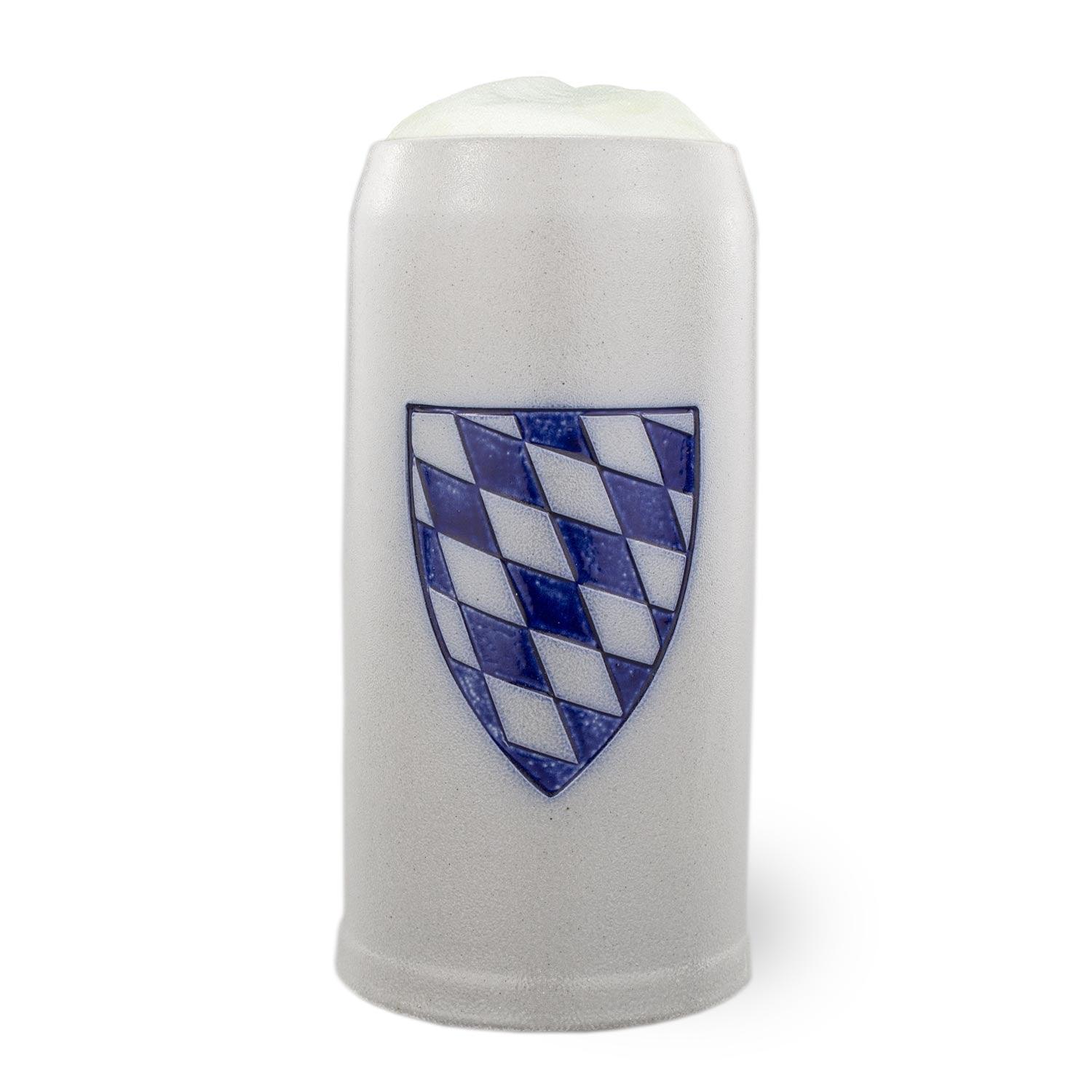 Grauer Bierkrug aus Keramik mit blau-weißem Rautenmuster und einem dicken Schaumkrone Rand.