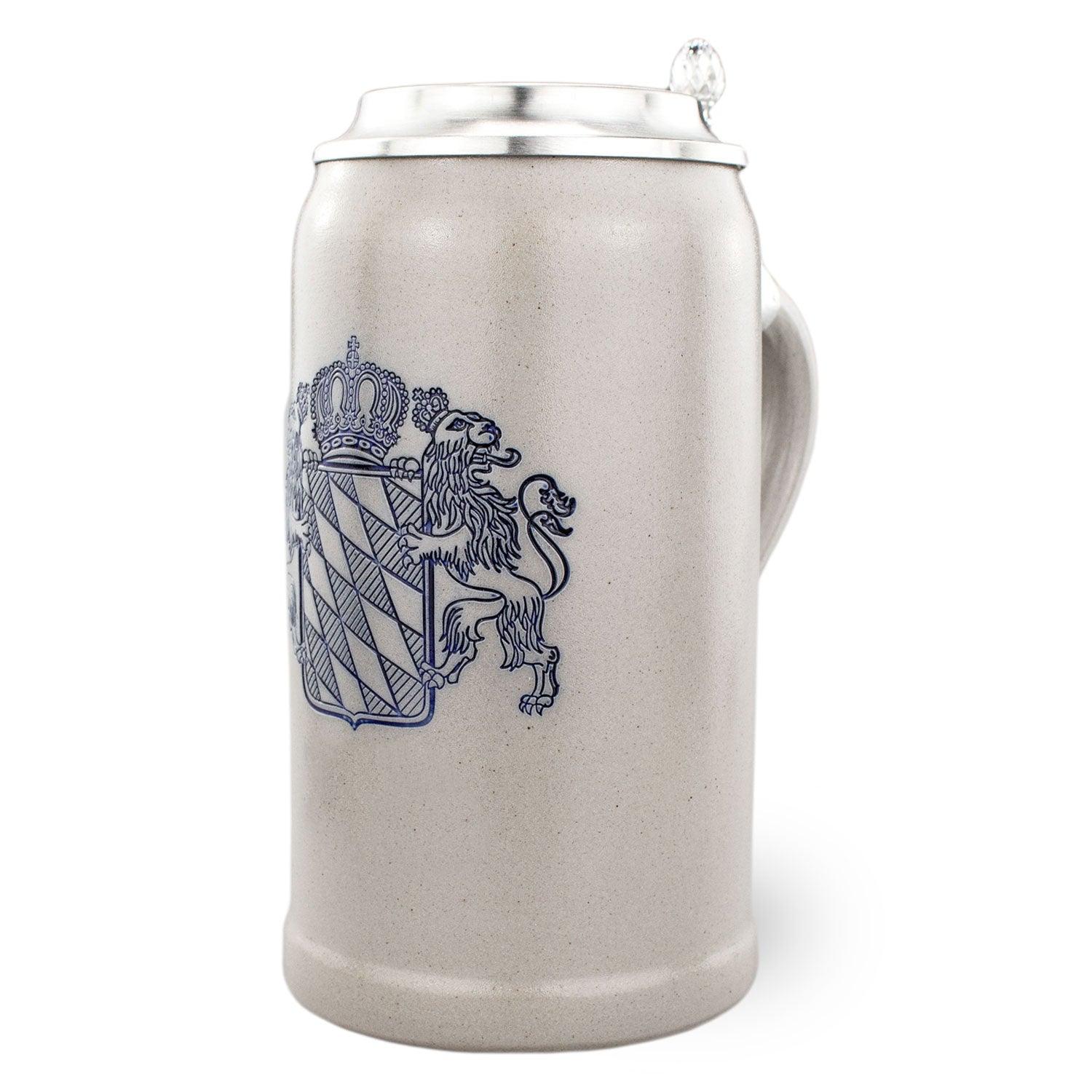 Premium Bierkrug Bayernwappen aus hellem Steingut mit blauem Wappenmotiv und Zinndeckel