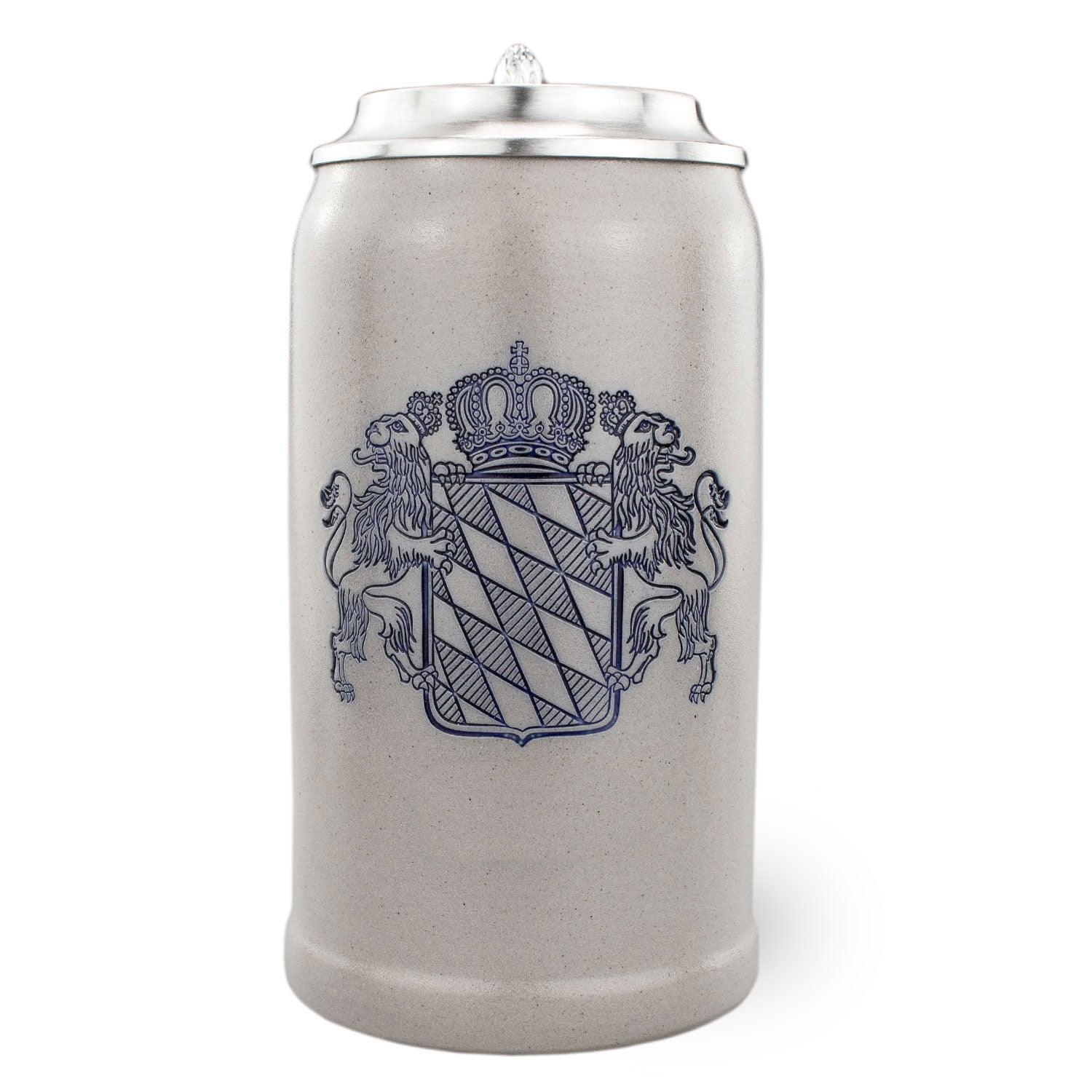 PREMIUM Bierkrug Bayernwappen aus grauem Steinzeug mit blauem Wappen von Löwen umrahmt und Zinndeckel.