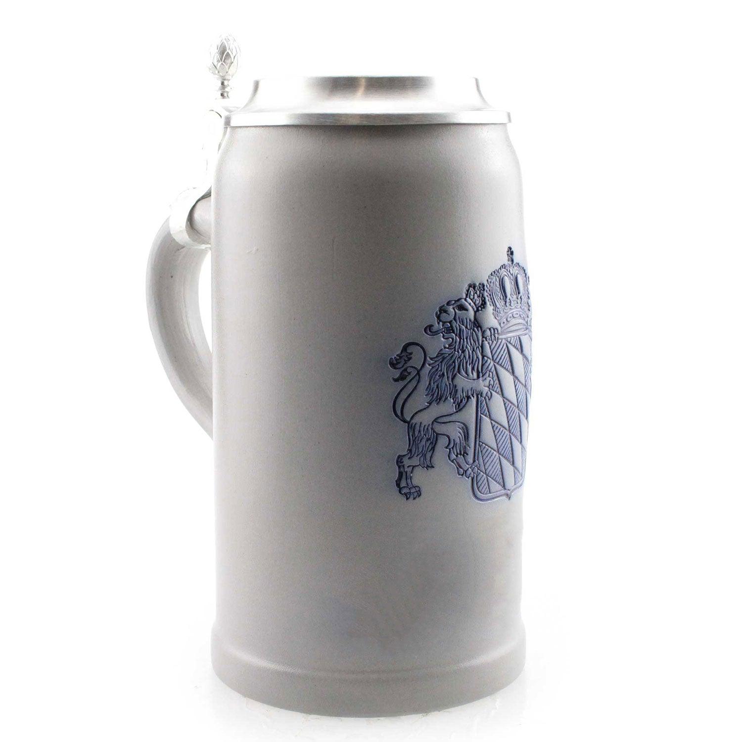PREMIUM Bierkrug Bayernwappen aus grauem Steinzeug mit detailliertem blauen Wappenrelief und Zinndeckel.