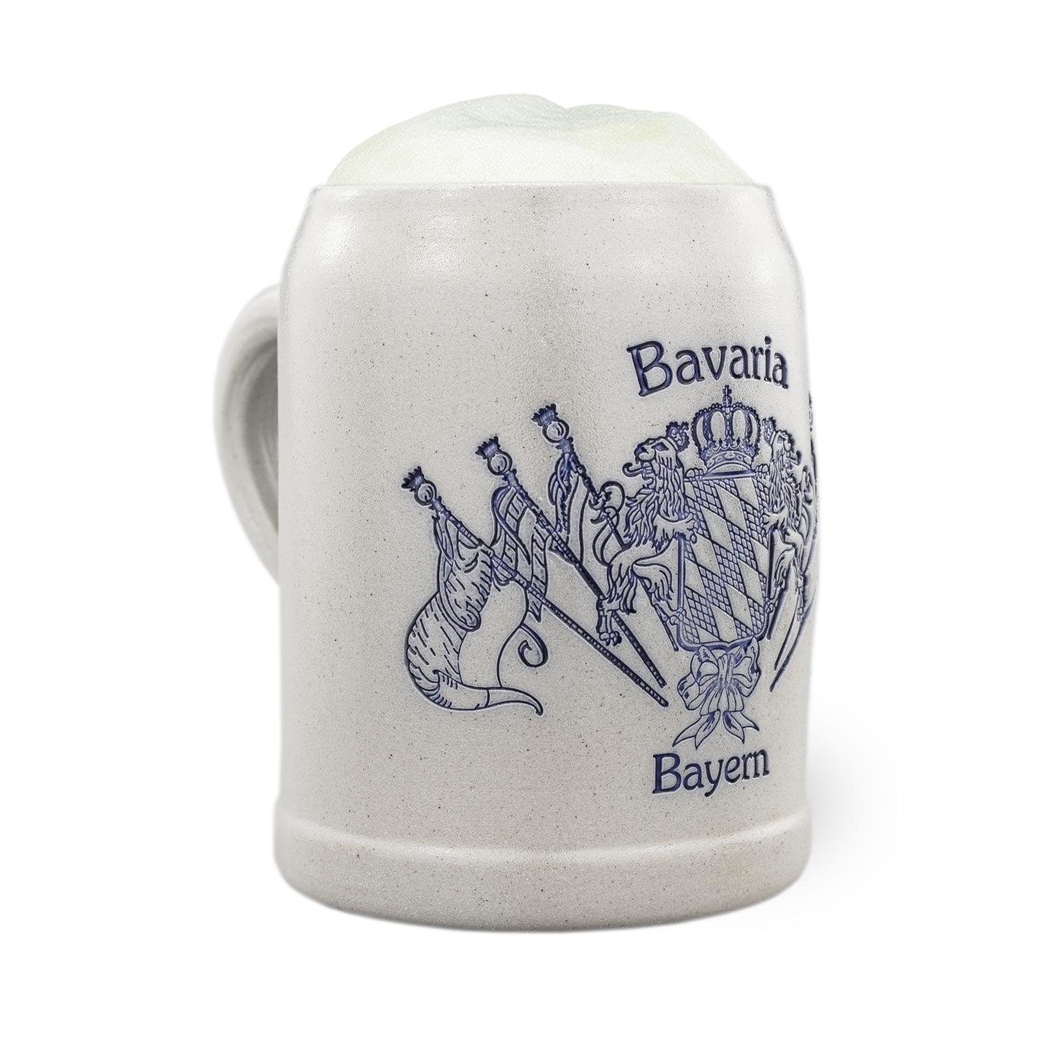 Traditioneller Bierkrug aus Steinzeug mit bayerischem Rautenmuster, Staatswappen und gekreuzten Fahnen, 0,5 L.
