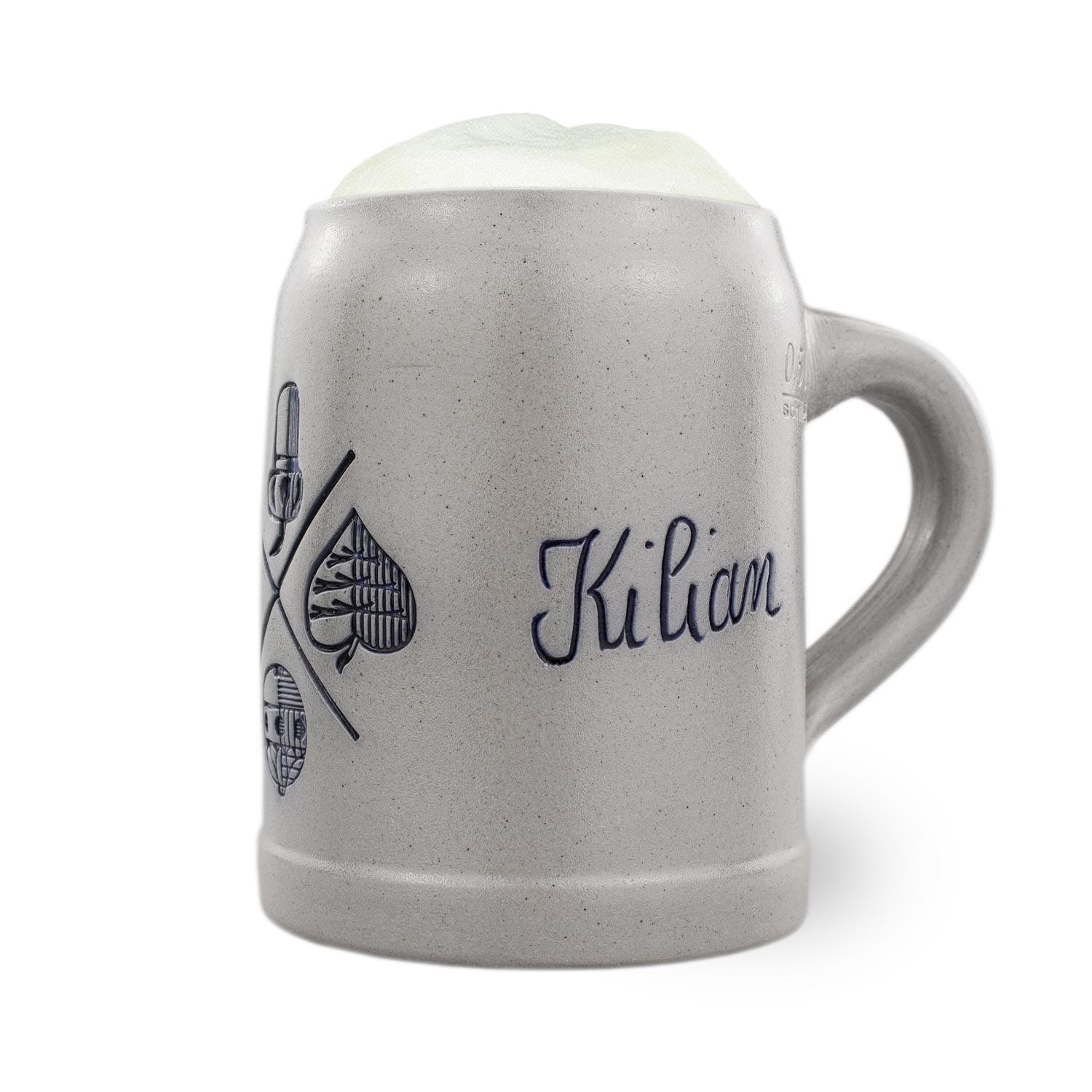 PREMIUM Bierkrug Bayrisch Blatt aus Keramik mit Gravur, Füllstrich und hellem Schaum.