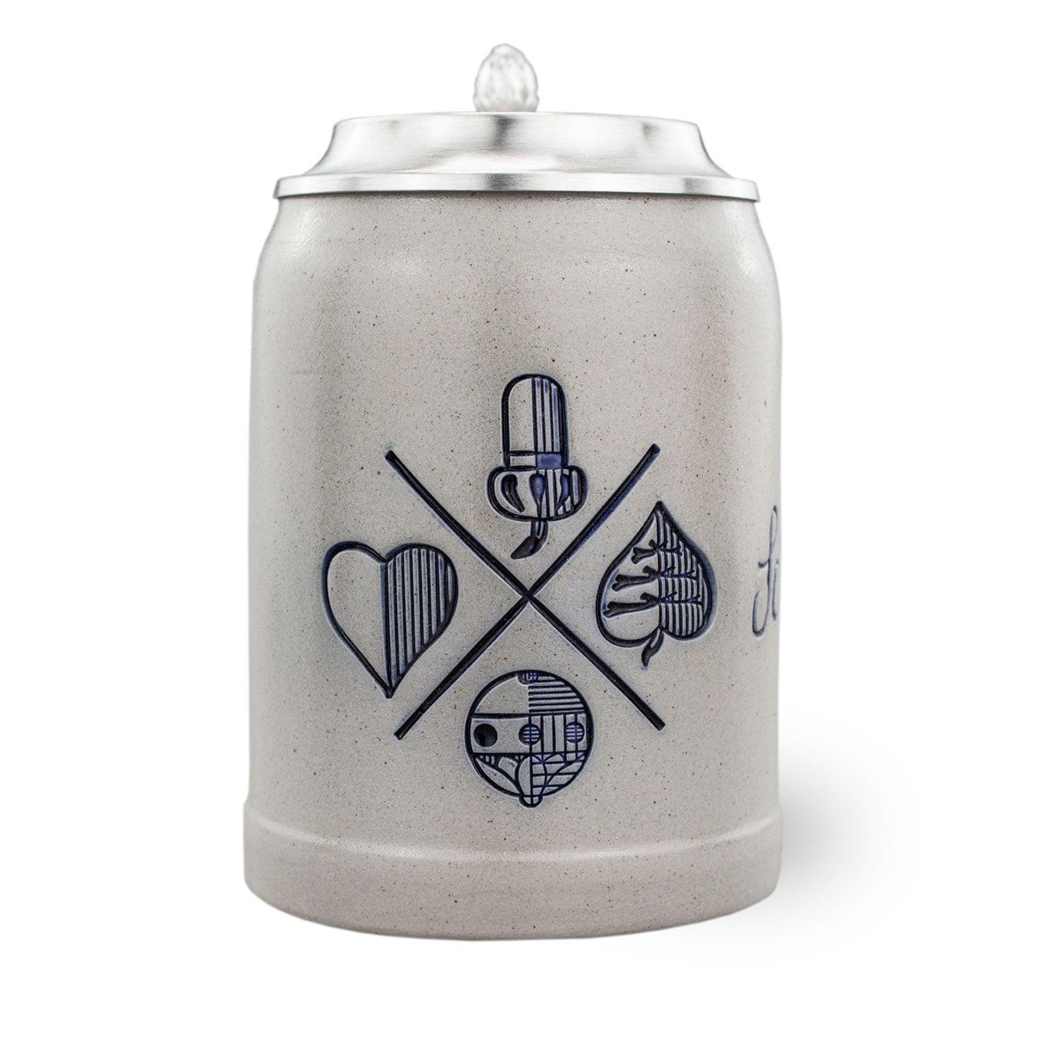 PREMIUM Bierkrug Bayrisch Blatt aus Keramik mit blauem Spielkarten-Design und filigranem Zinndeckel.