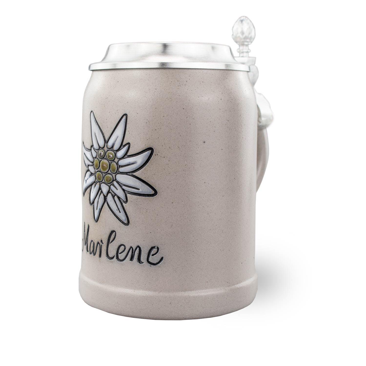 Grau-beiger PREMIUM Bierkrug Edelweiß mit detaillierter Blumenprägung, Zinndeckel und Gravur "Marlene".